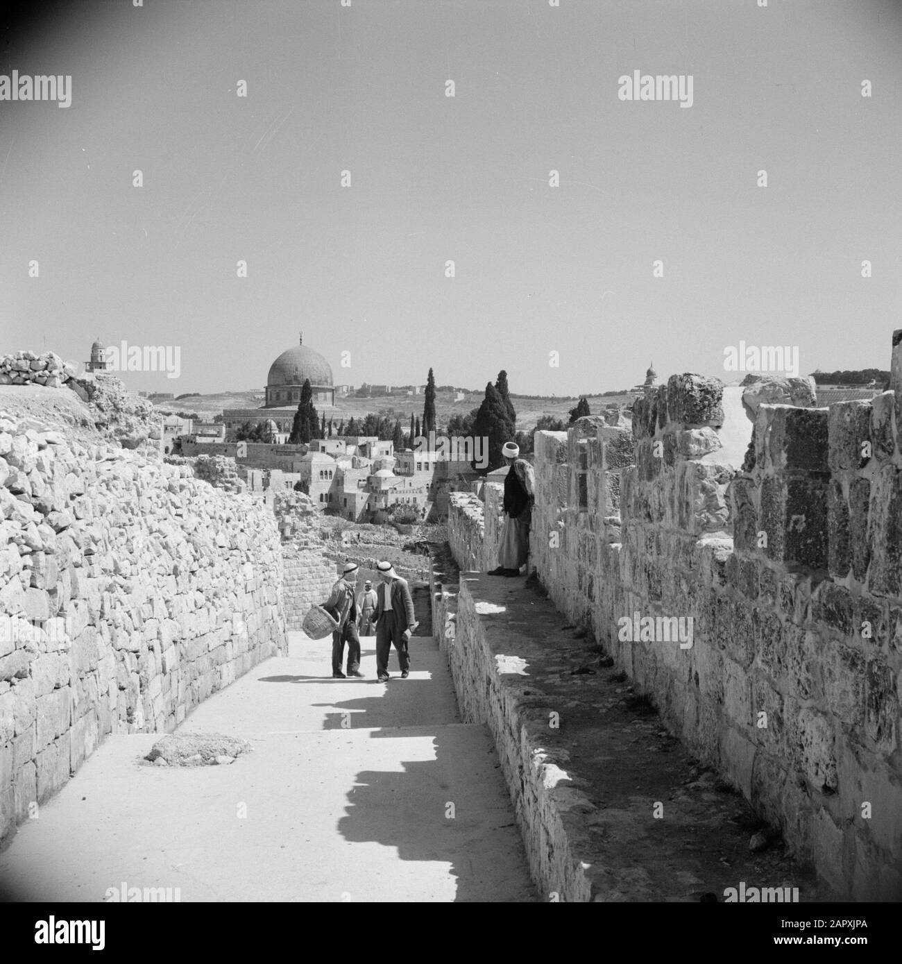 Middle East 1950-1955: Jerusalem  Street in Jewish Quarter. Al Aqsa mosque in the distance Annotation: At the time of the recording was Jerusalem in Jordan Date: 1950 Location: Israel, Jerusalem, Jordan Keywords: mosques Stock Photo