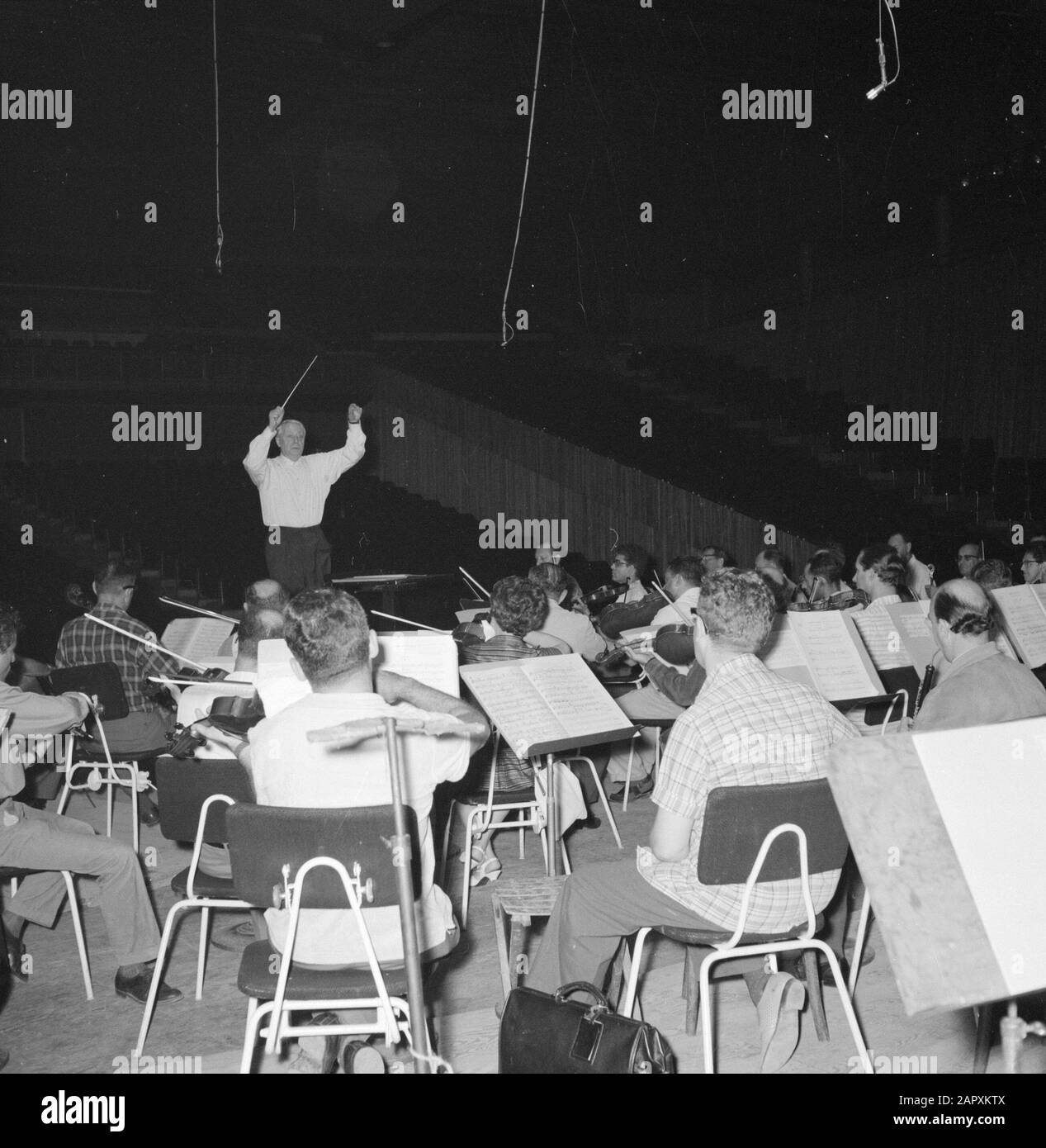 Israel 1964-1965: Tel Aviv, orchestra  Tel Aviv. Rehearsal of an orchestra, presumably the Israel Philharmonic Orchestra, conducted by Charles Munch in the Fredric R. Mann auditorium Date: 1964 Location: Israel, Tel Aviv Keywords: conductors, interior, classical music, musicians, musical instruments, orchestras Personal name: Munch, Charles  : Poll, Willem van de, Stock Photo