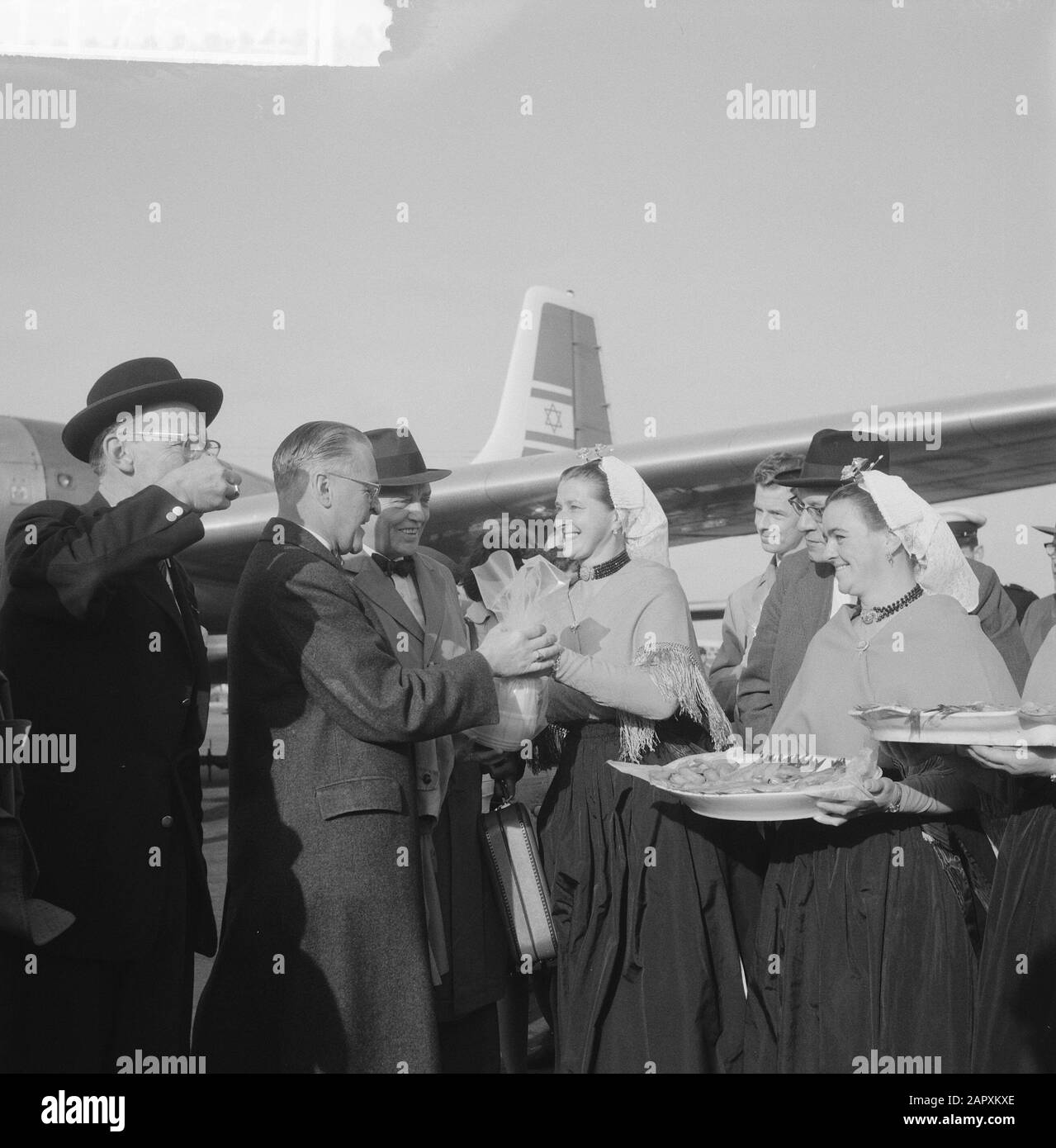 Departure 35 mayors from Schiphol to Tel Aviv Date: November 12, 1960 Location: Noord-Holland, Schiphol Keywords: Mayors, leave Stock Photo