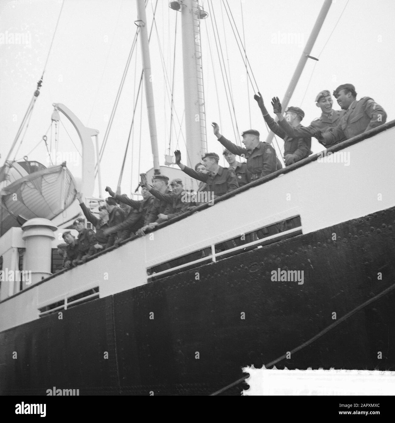 Departure first detachment of the first Surinamese company per Ms. Willemstad to Suriname, soldiers waving at farewell Date: 13 January 1961 Location: Suriname Keywords: FEED, COMPAGNIES, DETACHEMENTS, Soldiers Institution name: MS Willemstad Stock Photo