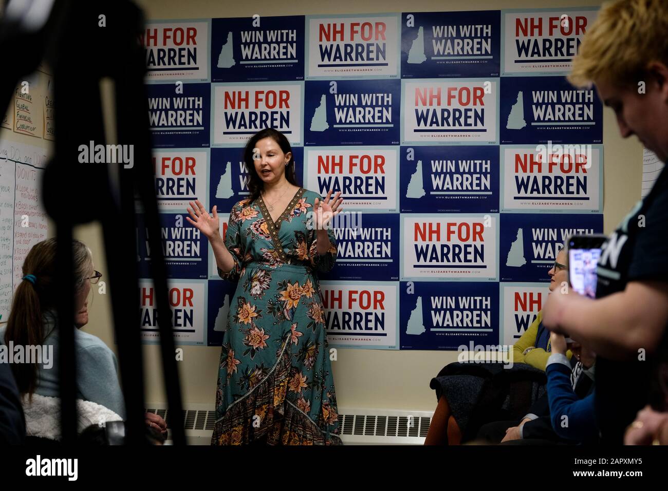 Lebanon, USA. 24th Jan, 2020. Actress and activist Ashley Judd campaigns for Elizabeth Warren in Lebanon. Credit: SOPA Images Limited/Alamy Live News Stock Photo