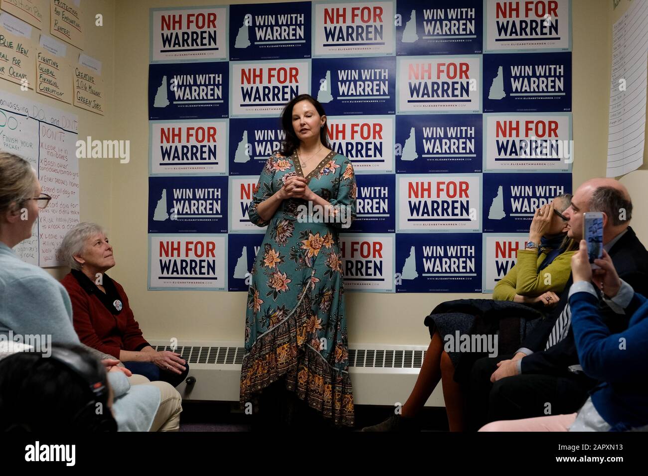 Lebanon, USA. 24th Jan, 2020. Actress and activist Ashley Judd campaigns for Elizabeth Warren in Lebanon. Credit: SOPA Images Limited/Alamy Live News Stock Photo