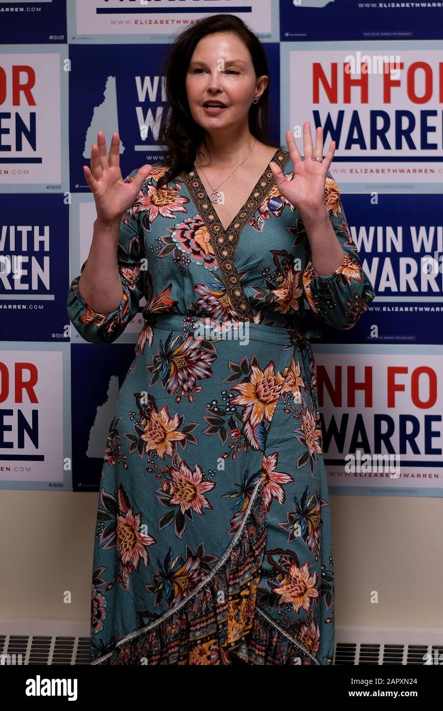 Lebanon, USA. 24th Jan, 2020. Actress and activist Ashley Judd campaigns for Elizabeth Warren in Lebanon. Credit: SOPA Images Limited/Alamy Live News Stock Photo