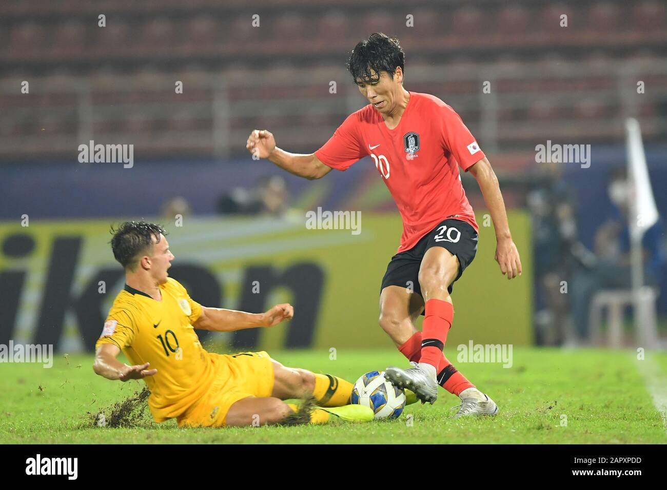 Pathum Thani Thailand 22nd Jan Won Du Jae Red Of Korea Republic And Denis Genreau Of Australia Are Seen In Action During The Afc U 23 Championship Semi Final Match Between Australia And Korea