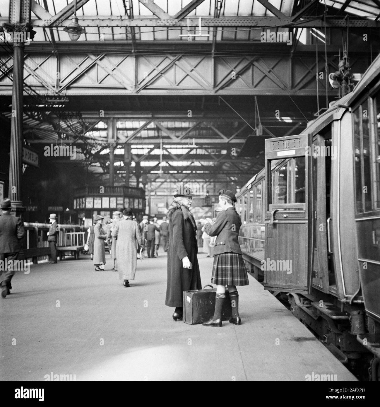 Edinburgh waverley station entrance hires stock photography and images