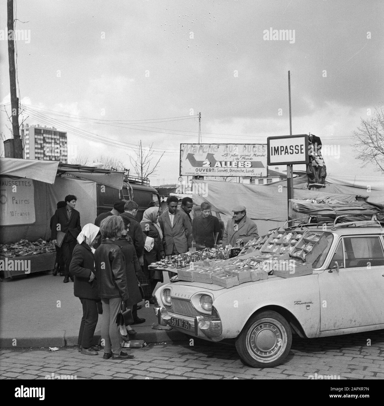 Pariser Bilder [The street life of Paris]  Portrait on the hood of a car Date: 1965 Location: France, Paris Keywords: cars, market merchants, street images, flea markets Stock Photo