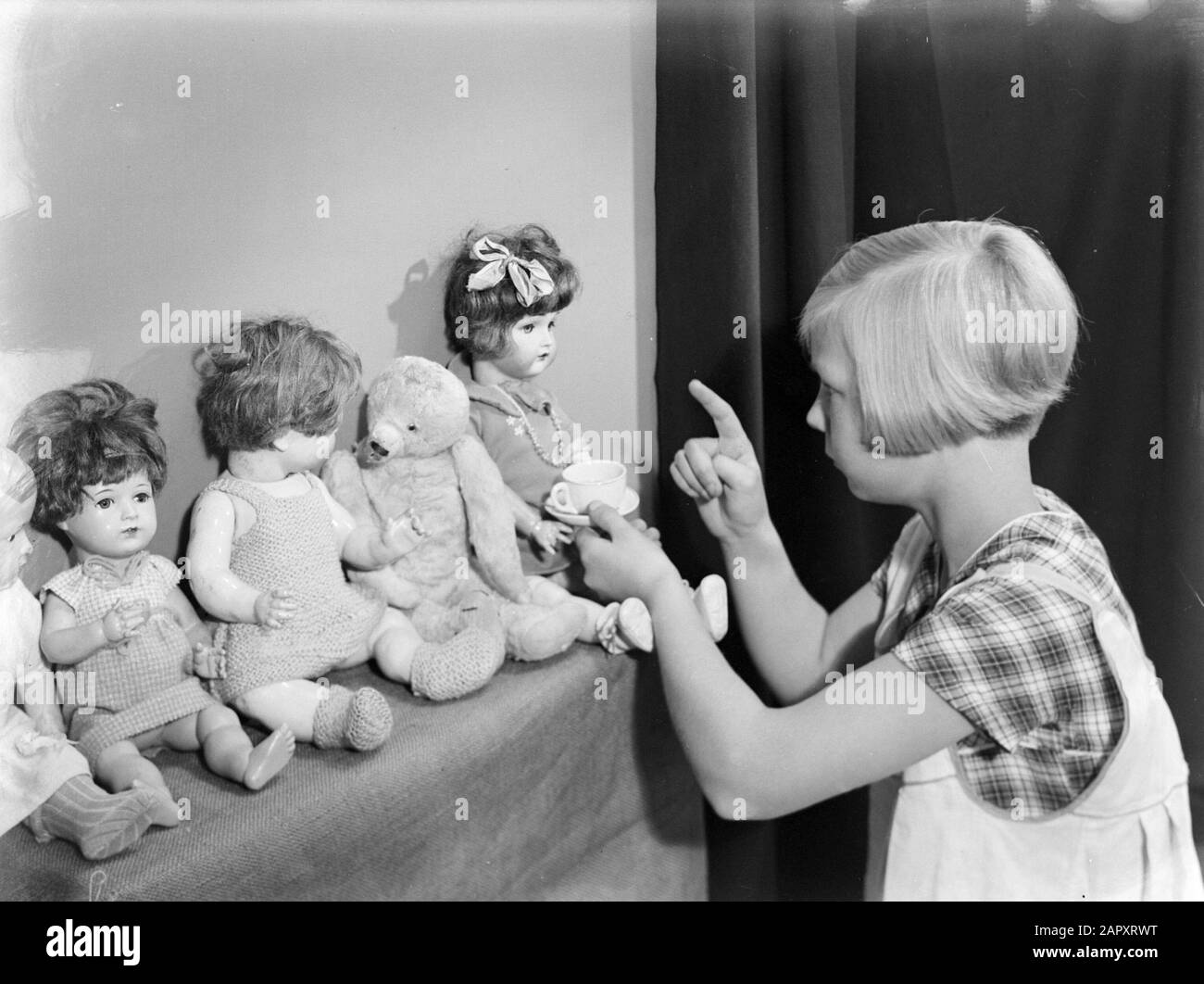 Family photos Van de Polls stepdaughter Renée with dolls Date: 1933  Keywords: dolls Stock Photo - Alamy