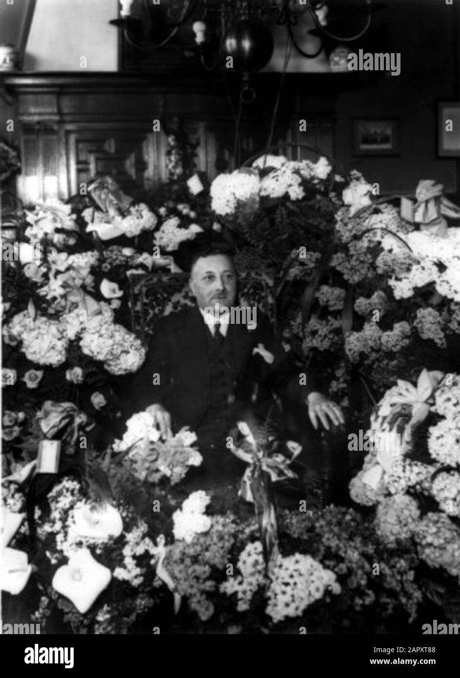 A. van den Bergh, director of N.V. Gebr. van den Bergh's Royal factories was put in the flowers on the occasion of his 40th anniversary (honouring), Oss Nederland 1934. Wrsch. not Arnold van den Bergh -1857-1932.; Stock Photo