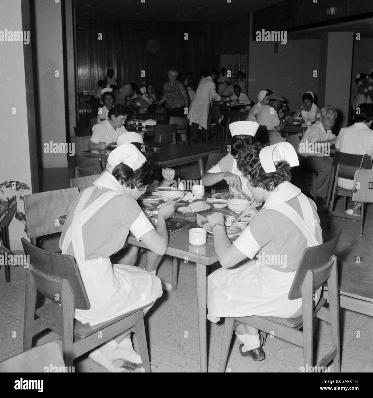 Nursing staff at the meal in the canteen of the Beilinson Hospital at Petah Tikwa Date: January 1, 1960 Location: Israel, Petach Tikwah Keywords: restaurants, chairs, uniforms, nurses, hospitals Personal name: Beilinson, Moshe Stock Photo