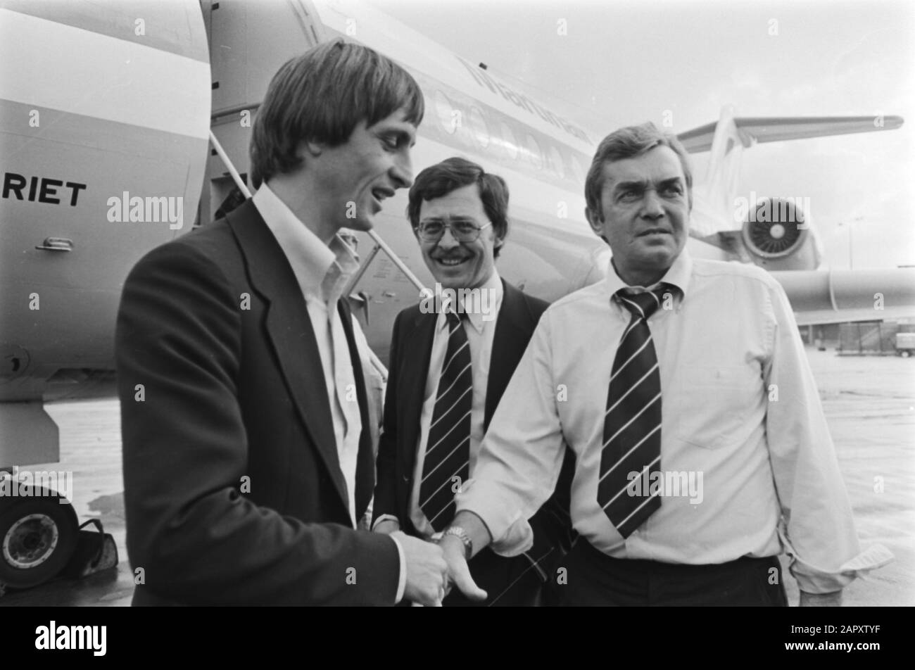 Departure Dutch team from Schiphol to Northern Ireland Cruijff (l) with trainer Happel Date: 10 October 1977 Location: Noord-Holland, Schiphol Keywords: sport, trainers, football Personal name : Cruijff, Johan Stock Photo