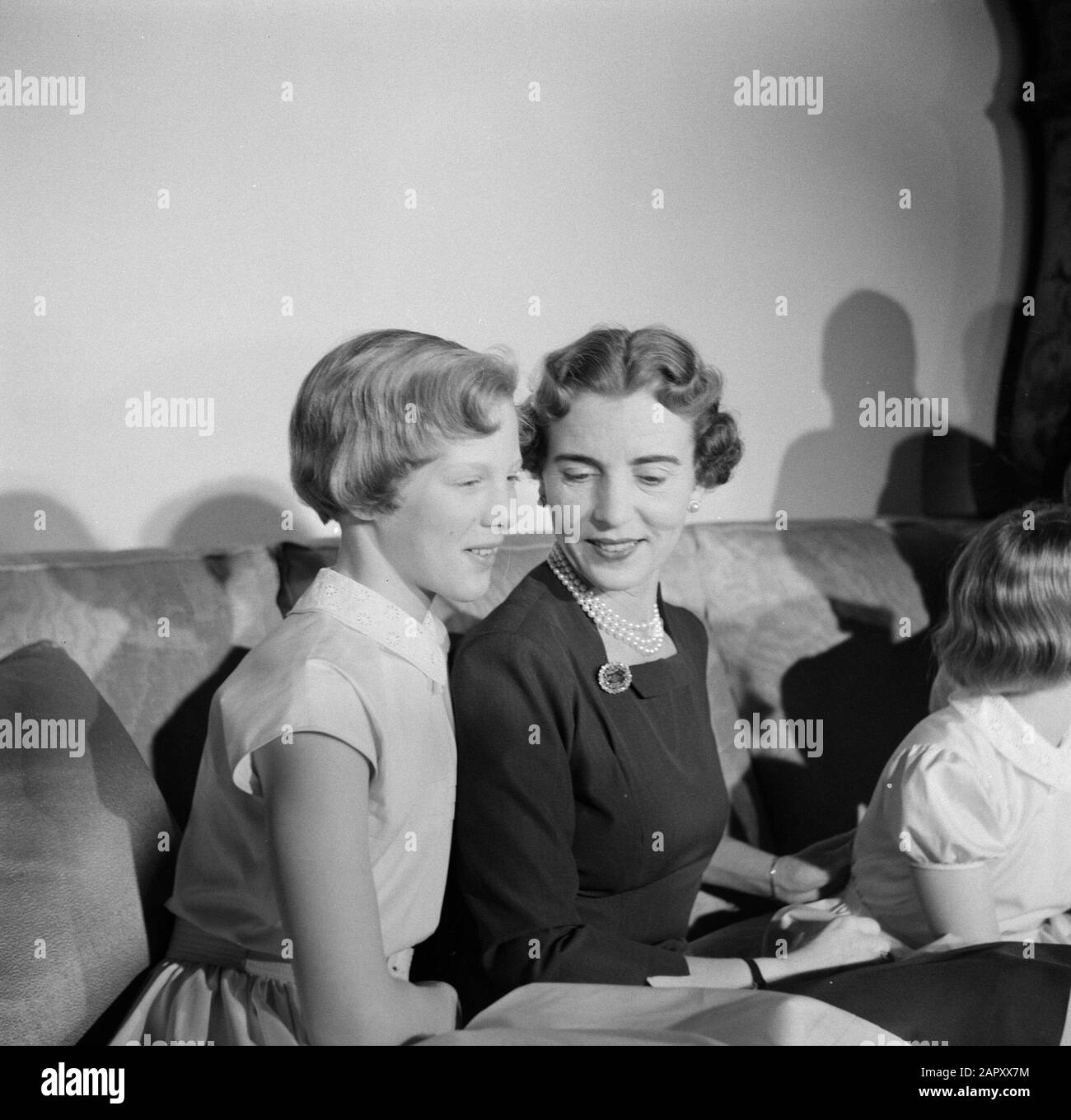 family-photos-of-the-danish-royal-family-vlnr-princess-margrethe-queen-ingrid-and-princess-anne-marie-in-their-residence-in-brockdorff-palace-in-amalienborg-palace-date-march-1954-location-denmark-copenhagen-keywords-daughters-families-interiors-children-queens-furniture-mothers-parents-palaces-princesses-benches-personal-name-anne-marie-princess-denmark-ingrid-queen-denmark-margrethe-crown-princess-denmark-2APXX7M.jpg