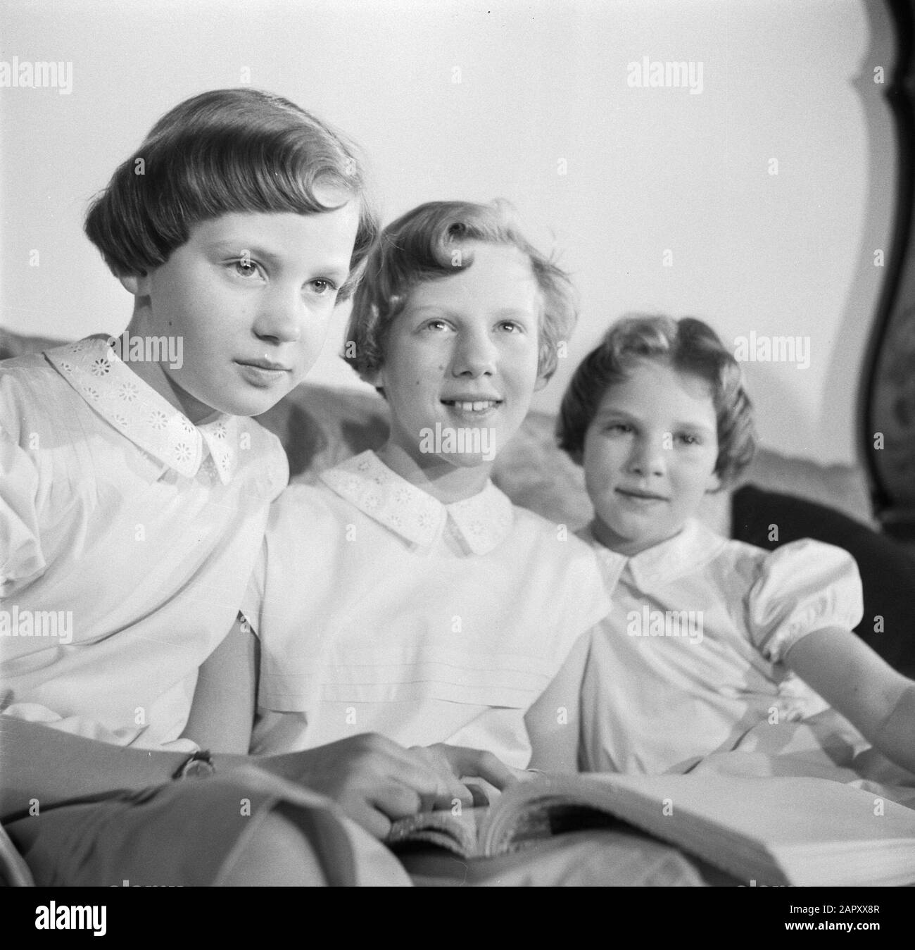 family-photos-of-the-danish-royal-family-vlnr-princess-benedikte-princess-margrethe-and-princess-anne-marie-with-a-book-on-the-bench-in-brockdorff-palace-date-march-1954-location-denmark-copenhagen-keywords-books-families-interiors-children-clocks-furniture-palaces-princesses-homes-benches-personal-name-anne-marie-princess-denmark-benedikte-princess-denmark-margrethe-crown-princess-denmark-2APXX8R.jpg