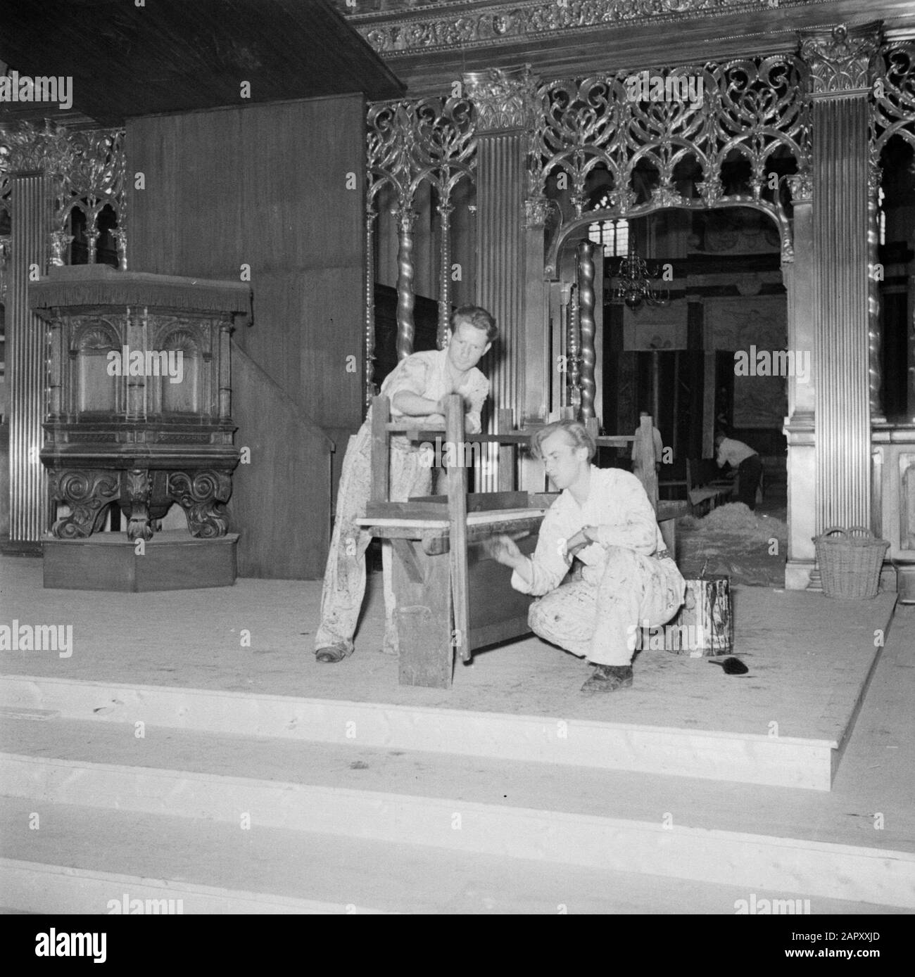 abdication Queen Wilhelmina/Inauguration of Queen Juliana  Preparations. New Church establishment. On the throne stage in front of the choir fence was sawn, planed, hammered and stained. Date: September 1948 Location: Amsterdam, Noord-Holland Keywords: banks, inaugurations, royal house, painters Institution name: Nieuwe Kerk Stock Photo