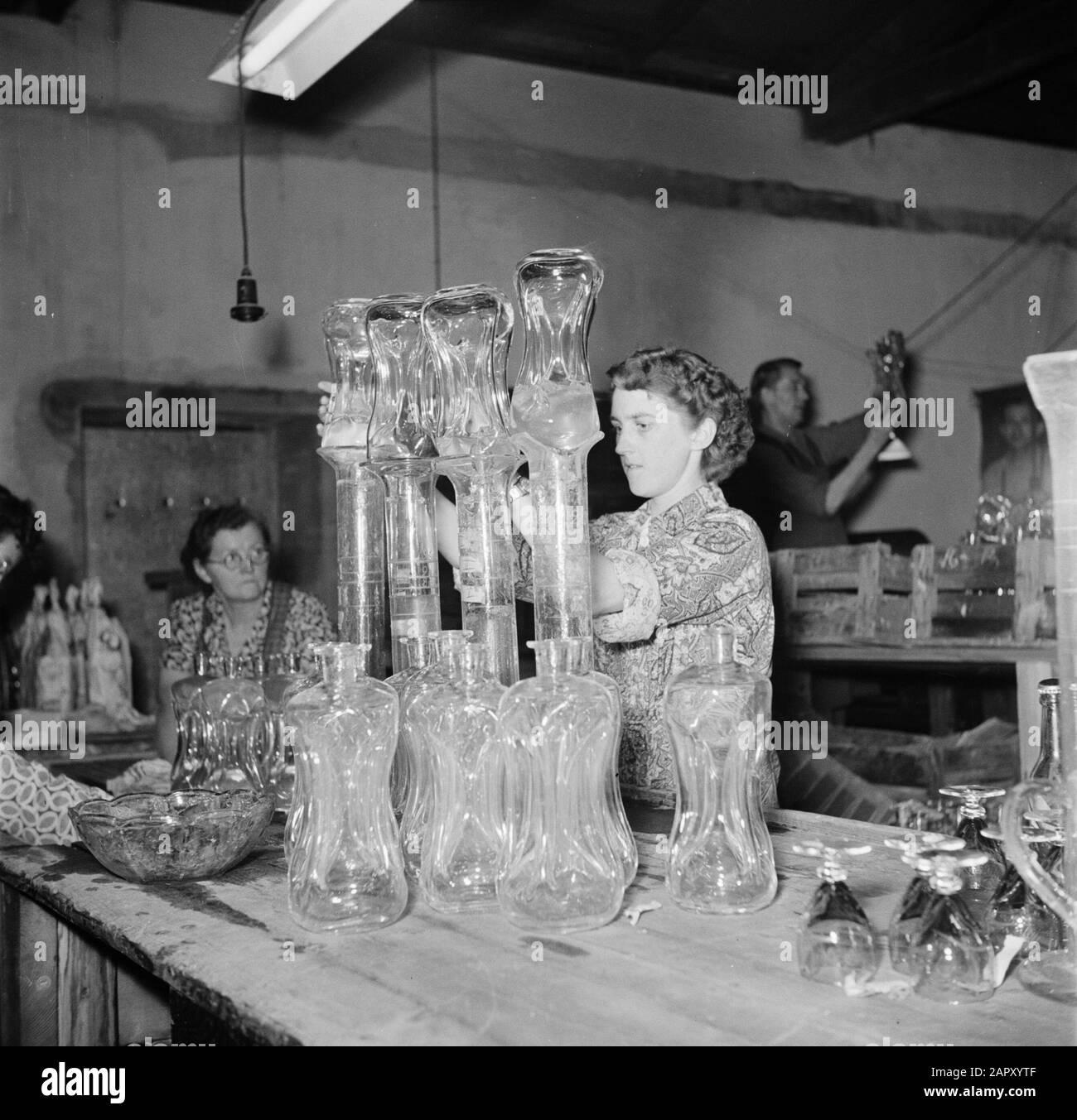 In the Holmegaard Glass Factory Women exhibiting the glass objects Date March 1954 Location