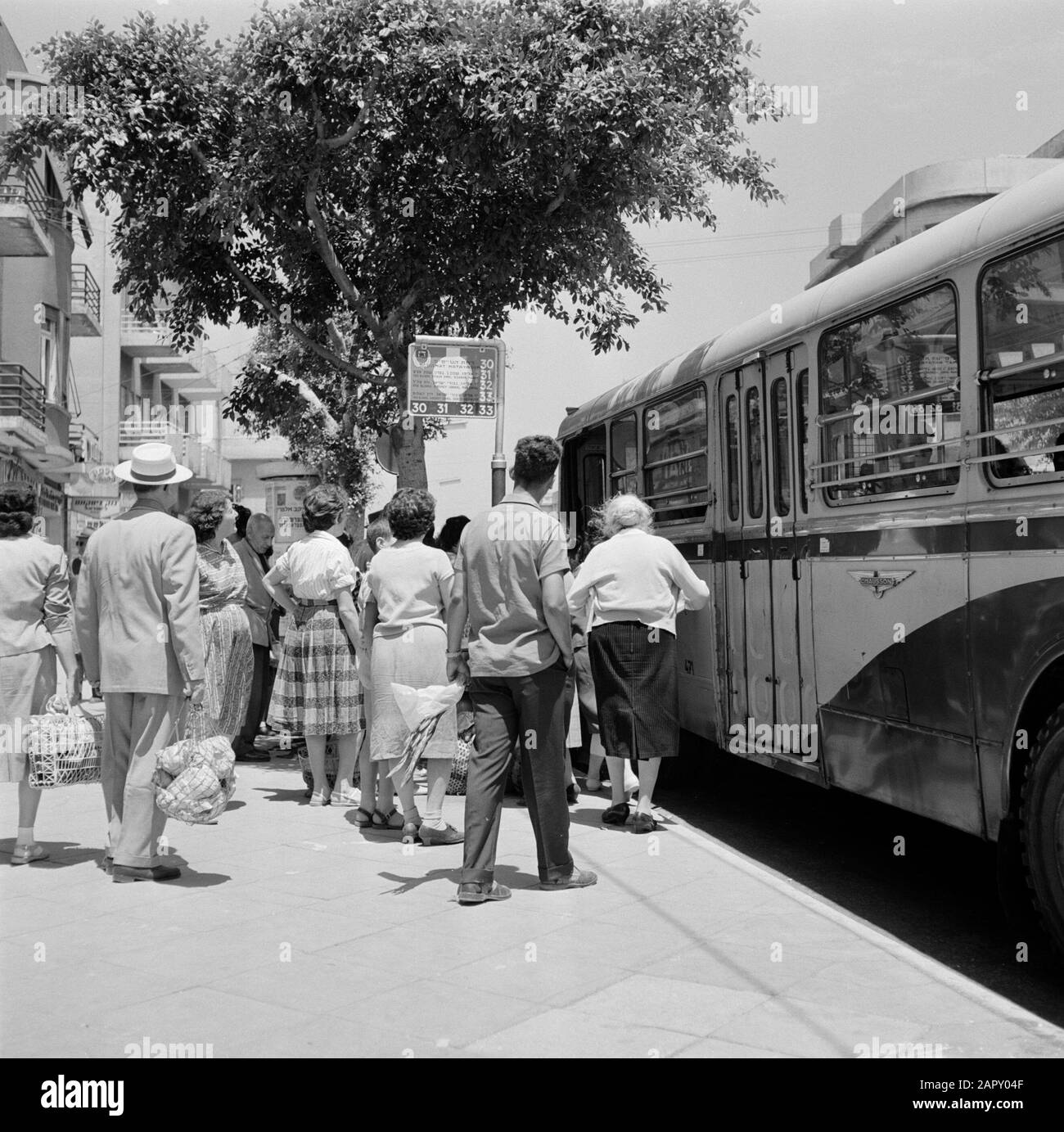 Israel 1964-1965: Tel Aviv, Allenby Road People waiting at a bus stop Date:  1964 Location: Israel, Tel Aviv Keywords: buses, passengers, street images  Stock Photo - Alamy