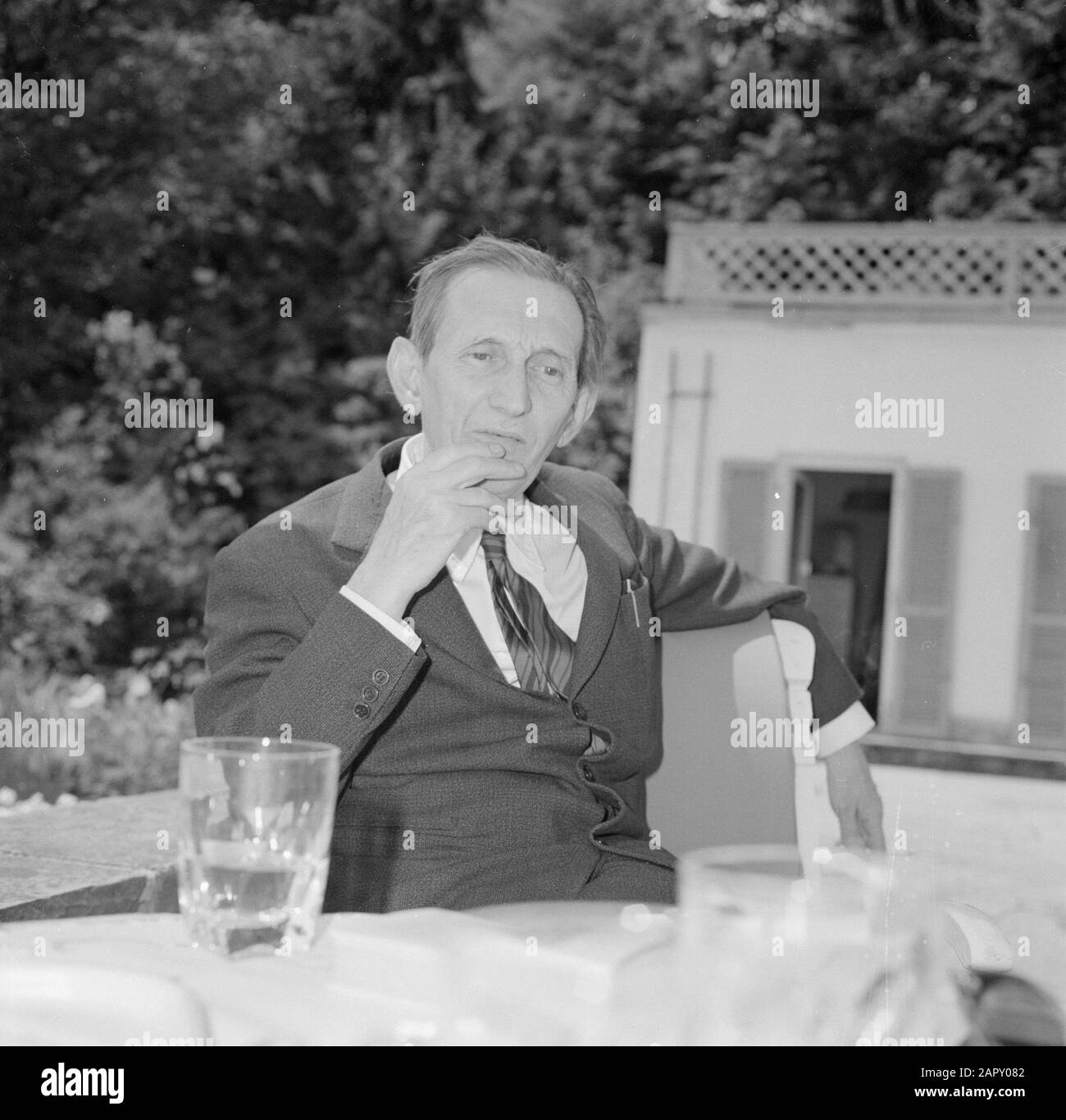 Visiting in Icking Walter Mehring sitting on a terrace Date: June 1964  Location: Germany, Munich, West Germany Keywords: drinks, furniture,  writers, crockery, terraces, gardens, housing Personal name: Mehring, Walter  Stock Photo - Alamy