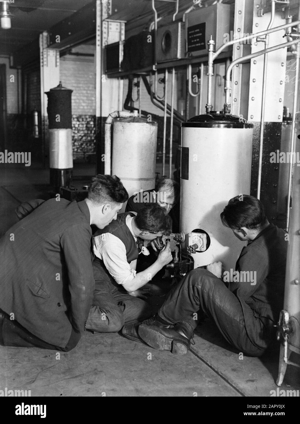 Reportage Watson House, London  Watson House: the factory of the Gas Light & Coke Company in London. Teaching at water heaters Date: 1933 Location: England, London Keywords: geysers, pupils, teachers, education, schools Stock Photo