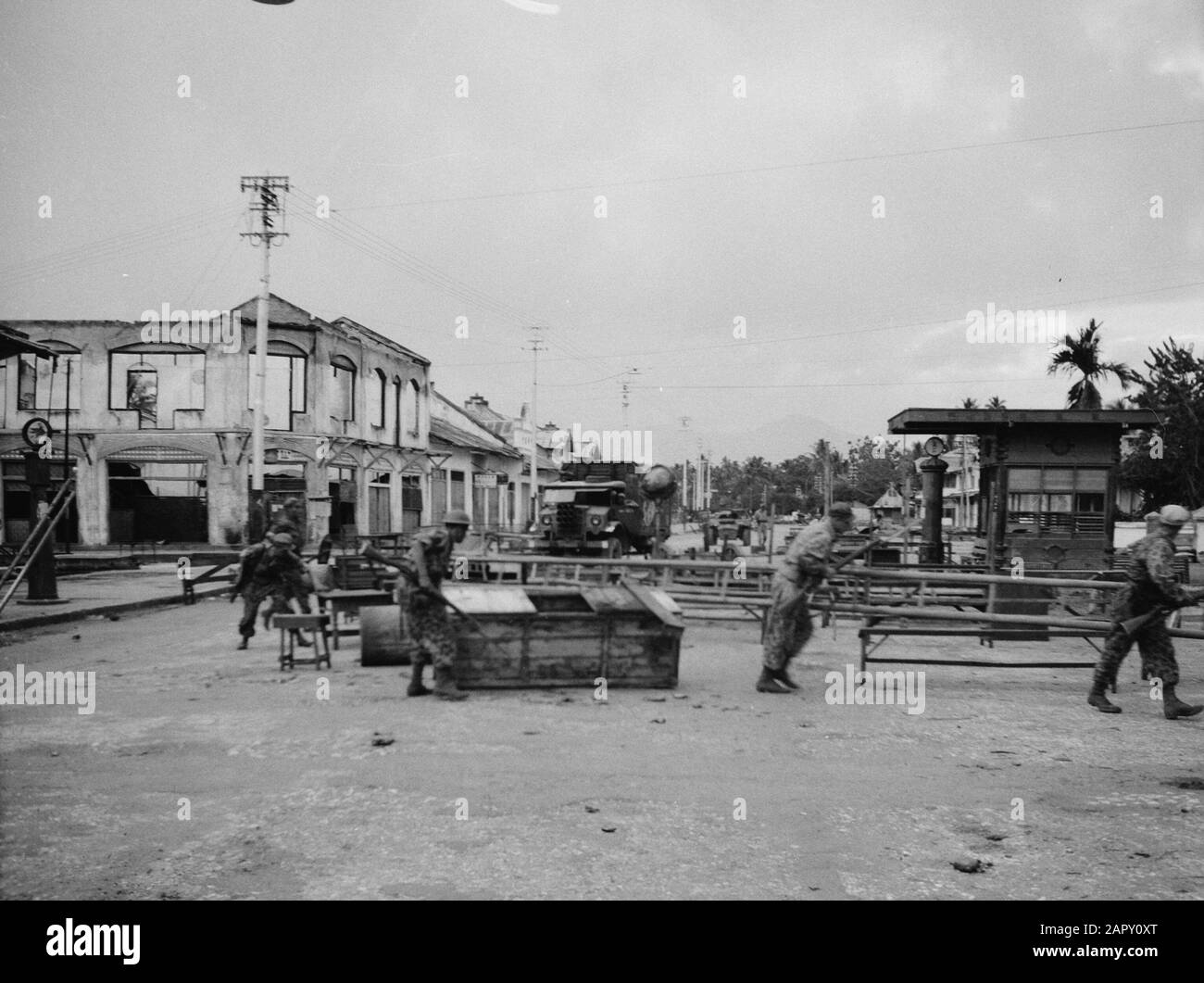 Advance of Fort de Kock to Pajancombo (in Baso)  [roadblocks are removed] Date: 23 December 1948 Location: Bukittinggi, Indonesia, Dutch East Indies, Sumatra Stock Photo
