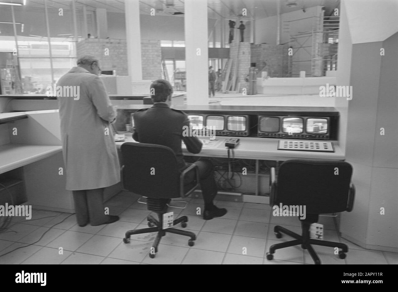 World Trade Centre in Amsterdam put into operation; surveillance service, monitors Date: April 1, 1985 Location: Amsterdam, Noord-Holland Keywords: Monitorens, Security Services Stock Photo