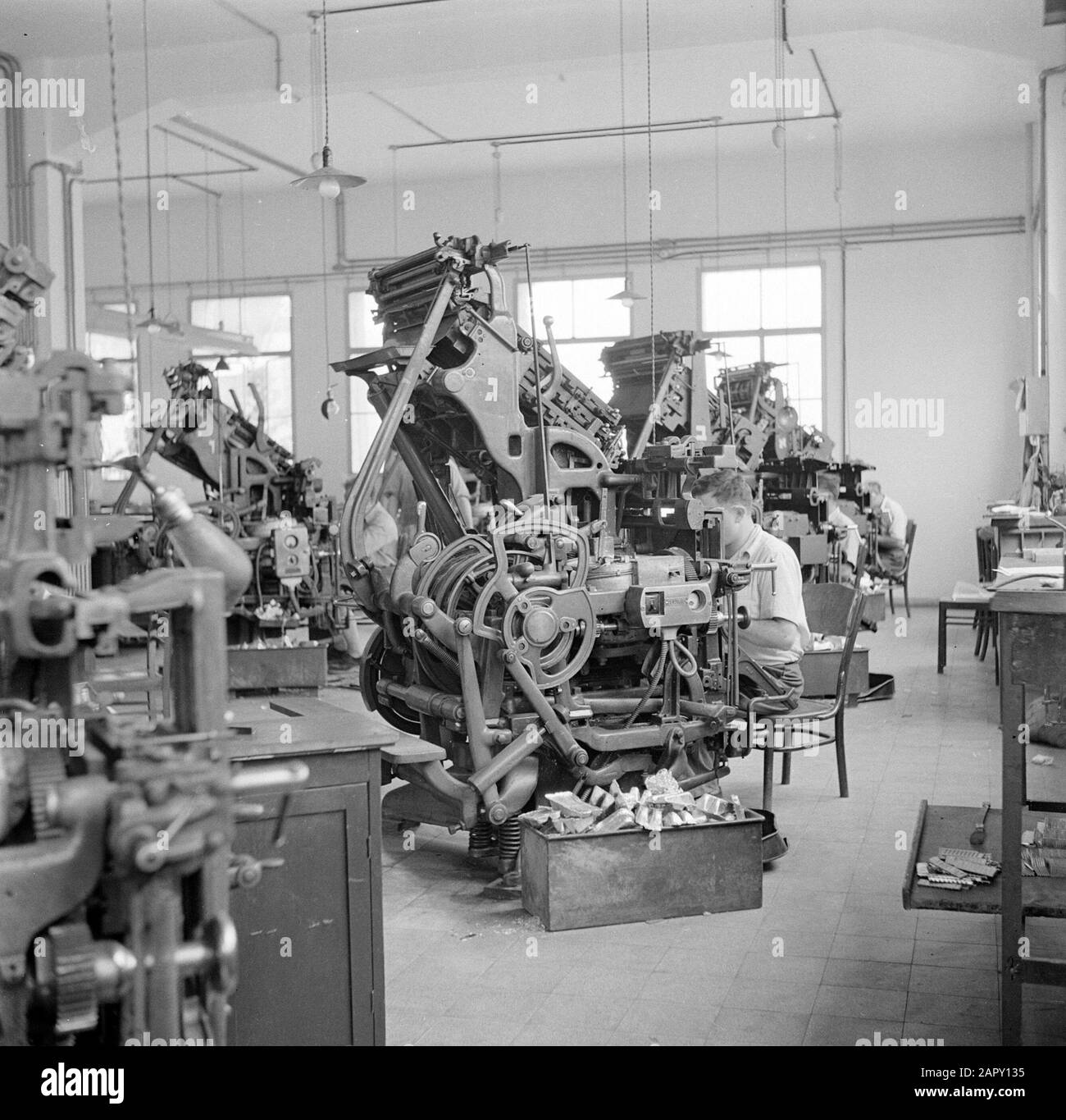 Israel 1948-1949: daily Dawar Employees in the lynotype typesetting Date:  Mon 1949 may 16 Location: Israel, Tel Aviv Keywords: printing, graphic  arts, newspapers, machines, media, press : Poll, Willem van de Stock Photo  - Alamy
