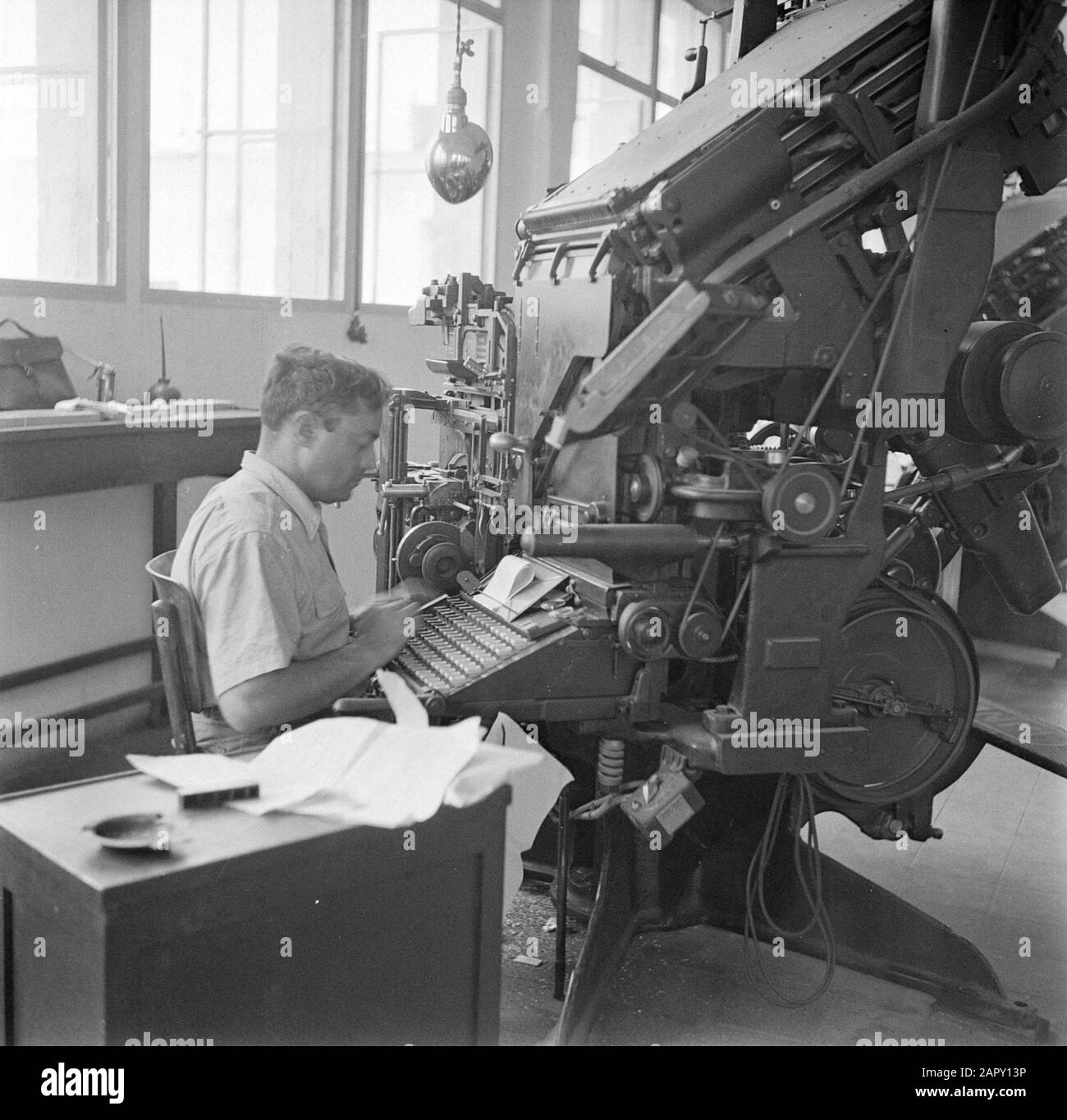 Israel 1948-1949: daily Dawar  Employee in the lynotype typesetting Date: Mon 1949 may 16 Location: Israel, Tel Aviv Keywords: printing, graphic arts, newspapers, machines, media, press Stock Photo