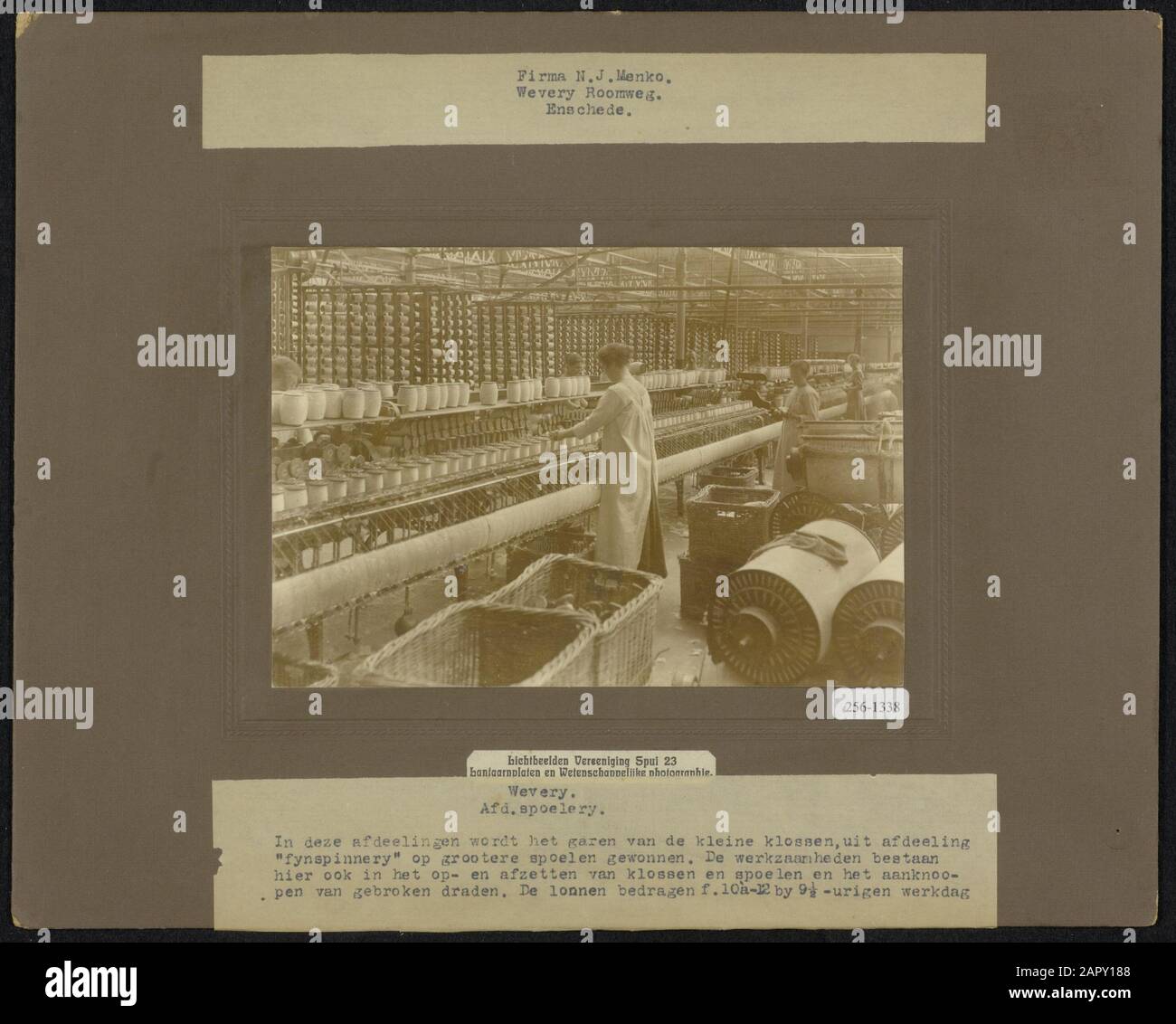 Textile companies  Waverij, afd. spoelerij. In these divisions, the yarn of the small bobbins from the fine-spinning department is wound on larger spools. The work here also consists of putting on and off bobbins and spools and tying broken wires. The wages amount to 10 to 12 guilders on a 9.5-hour working day Date: 1919 Location: Enschede, Overijssel Keywords: rinders, rinsing machines, women's labor, weaving works Stock Photo