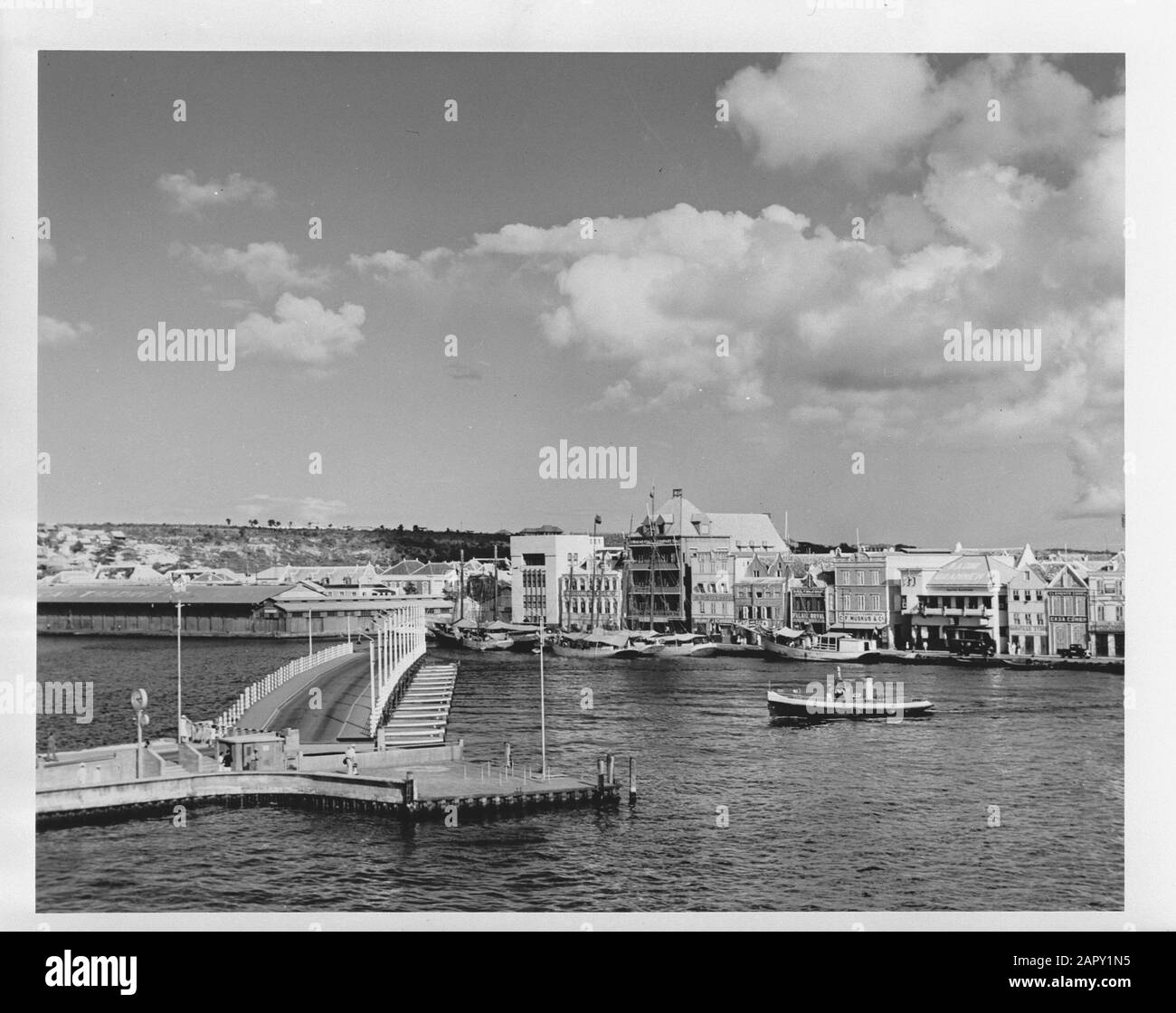 Wi [West Indies]/Anefo London series  Willemstad (Curaçao). View of the Emma Bridge, a pontoon bridge over the Sint Annabaai. When opened, it can pass ships up to 30,000 tons to the Schottegat lagoon where the major oil refineries are located Annotation: Repronegative Date: {1940-1945} Location: Curaçao, Willemstad Keywords: bridges, capitals, World War II Stock Photo