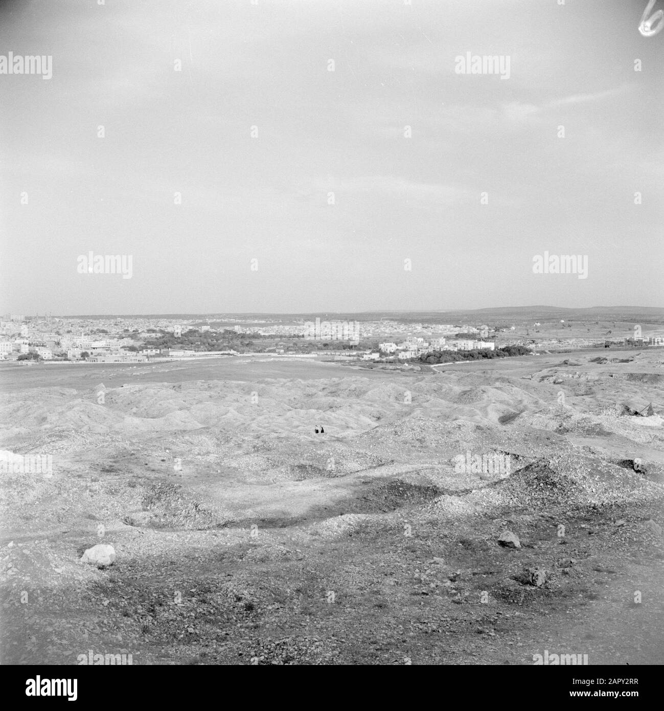 Middle East 1950-1955: Syria View of the city of Aleppo with the citadel  above Date: 1950 Location: Aleppo, Syria Keywords: fortresses, landscapes,  panoramas Stock Photo - Alamy