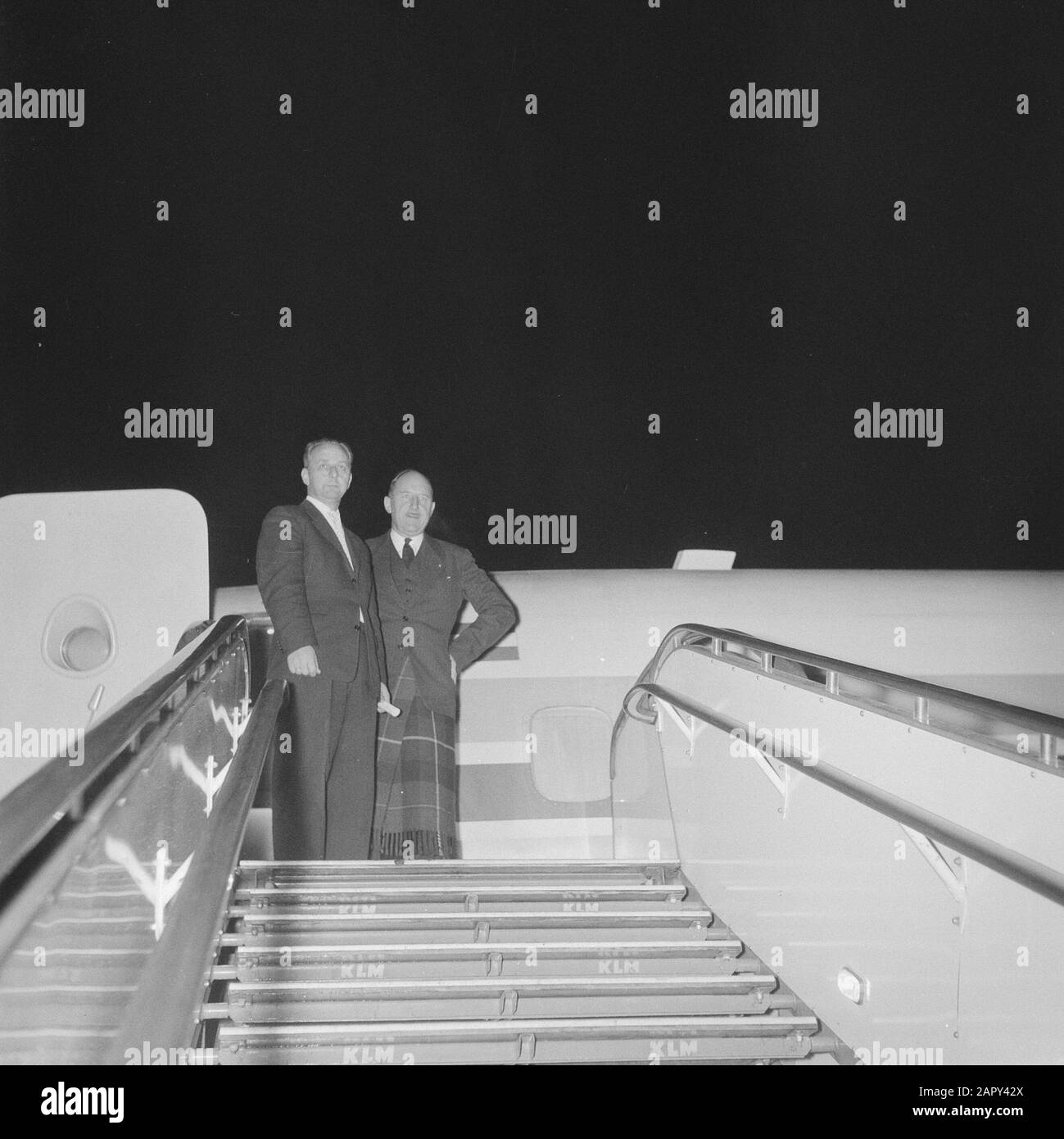 Departure Minister Luns to America. Minister Luns on airplane stairs Date: 7 November 1961 Location: Schiphol Keywords: ministers, departures, airports Personal name: Luns, Joseph Stock Photo