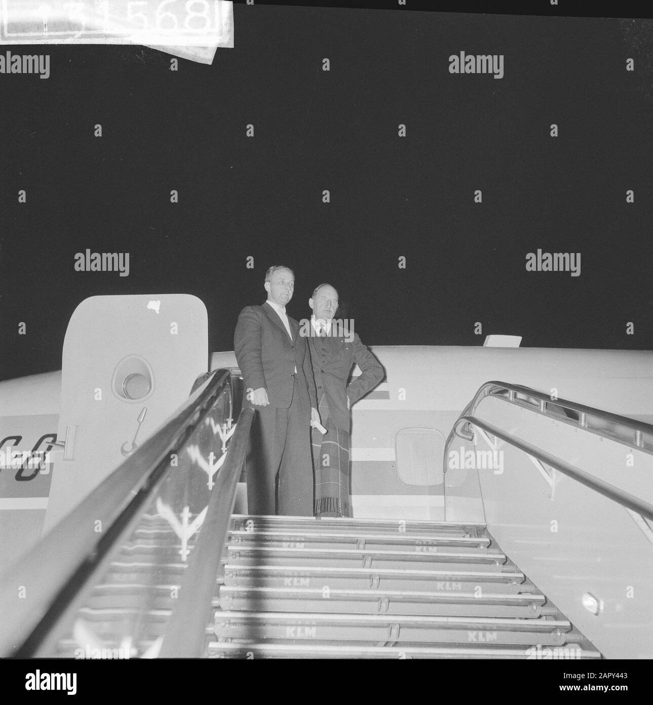 Departure Minister Luns to America Date: November 7, 1961 Location: Schiphol Keywords: ministers, departures, airports Personal name: Luns, Joseph Stock Photo