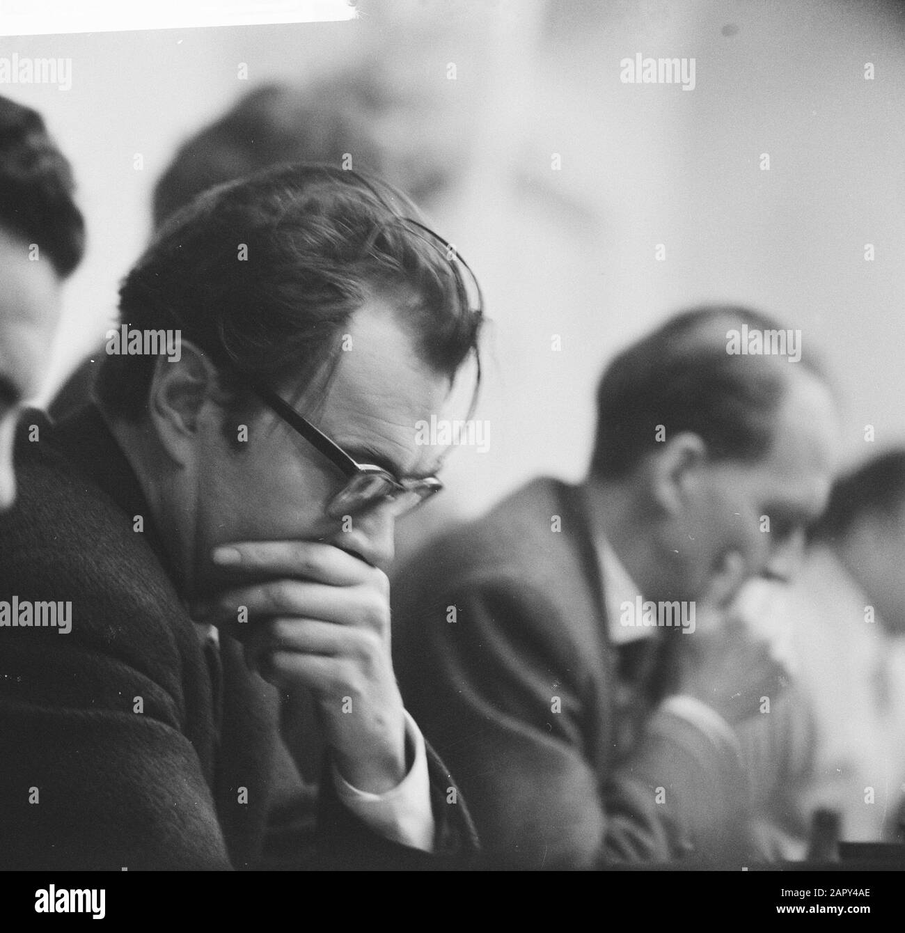 Fourth Round Block Furniture Chess Tournament. Godfried Bomans Date: 14  January 1962 Keywords: chess players Personname: Bomans, Godfried  Institution name: Hoogovenschaaktournooi Stock Photo - Alamy