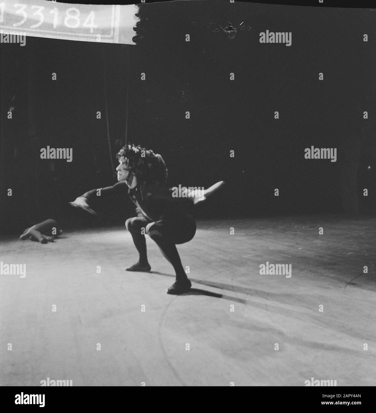 Premiere of National Ballet in Stadschouwburg. Dance scenes. Ballet; Jungle' by Rudi van Dantzig Date: 20 December 1961 Location: Amsterdam Keywords: ballet, dancers Stock Photo