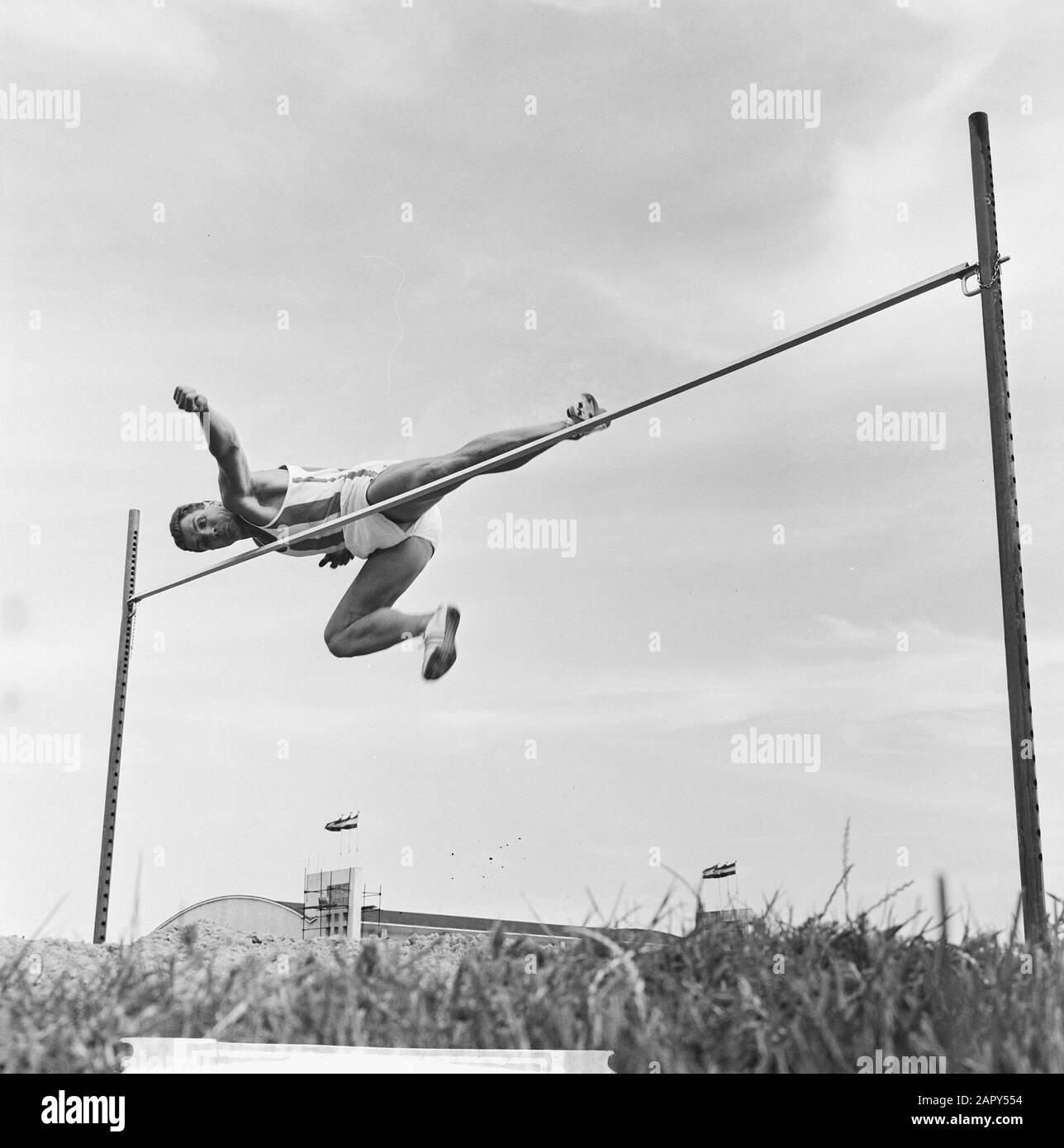 Tienkamp Nederland, Kamerbeek high jump (action) Date: August 5, 1962 Keywords: HIGHJUP, TIENKAMPS Personal name: Kamerbeek Stock Photo