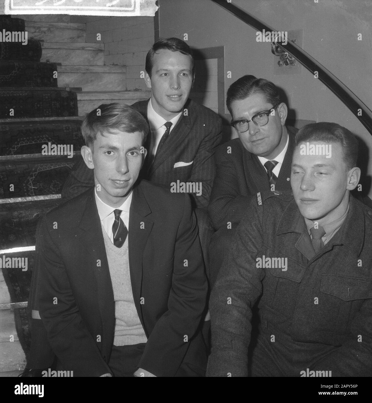 Sportfonds Leo van der Kar. Tennis player Evert Schneider, baseball player Wim Crouwel, swimming coach P. Verwoerd, swimmer Jan Jiskoot (in military uniform) Annotation: Swimmer Bert Sitters also received a scholarship from the Sportfonds Date: 8 February 1962 Personal name: Crouwel, Wim, Jiskoot, Jan, Schneider, Evert, Vererd, P. Stock Photo