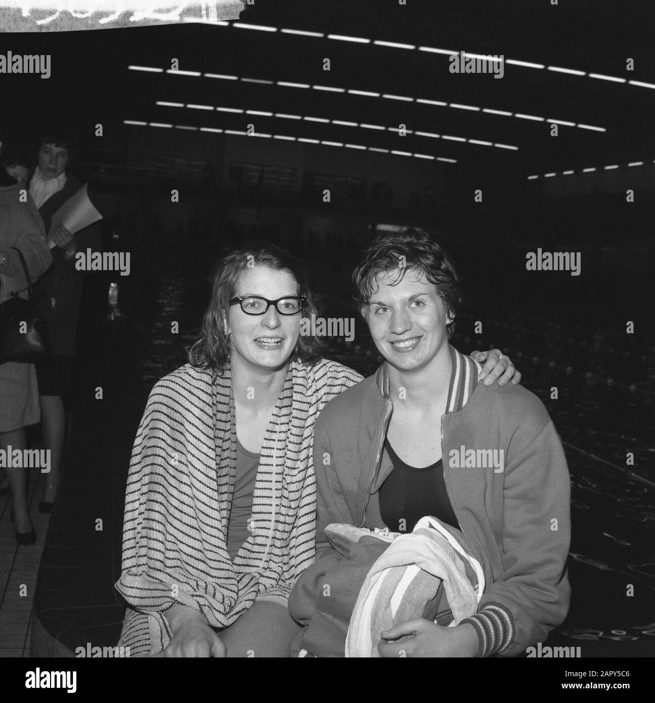 Ria van Velsen (right) breaks European record, left her big rival Corrie Shop Date: March 17, 1962 Keywords: swimming Personal name: Velzen, Ria van, Shop, Corrie Stock Photo