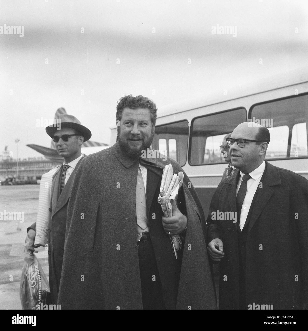 Peter Ustinov, English film director [next to him Simon van Collem] Annotation: Peter Ustinov was in our country for an interview with Simon van Collem for his television show 'Turnbox'.. This interview was only broadcast by the VPRO television on January 5, 1963 Date: September 24, 1962 Keywords: film directors Stock Photo