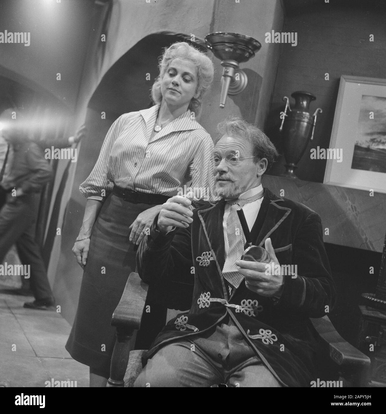 'He sits at the crucible”, a TV game by VPRO, Max Croiset as professor Mensch and Emmy Lopes Dias as as Miss Schmidt Annotation: Towards a play by Kaj Munk Date: 17 October 1962 Keywords: actors, television dramas Personal name: Croiset, Max, Lopes Dias, Emmy Institution name: VPRO Stock Photo