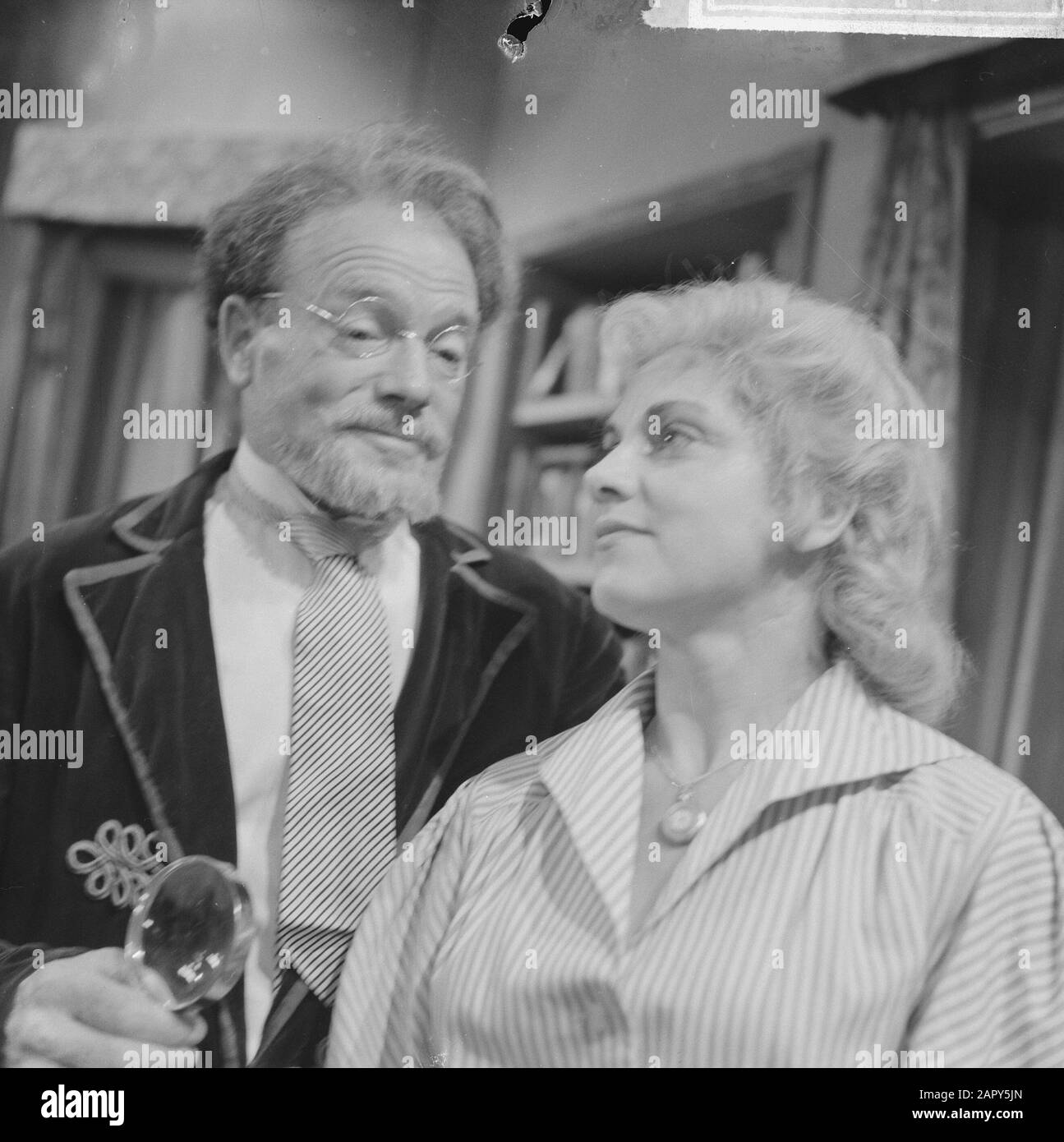 He sits at the crucible, a TV game of VPRO. Max Croiset as Professor Mensch and Emmy Lopes Dias as Mrs. Schmidt Annotation: After a play by Kaj Munk Date: 17 October 1962 Keywords: actors, television dramas Personal name: Croiset, Max, Lopes Dias, Emmy Institutional name: VPRO Stock Photo