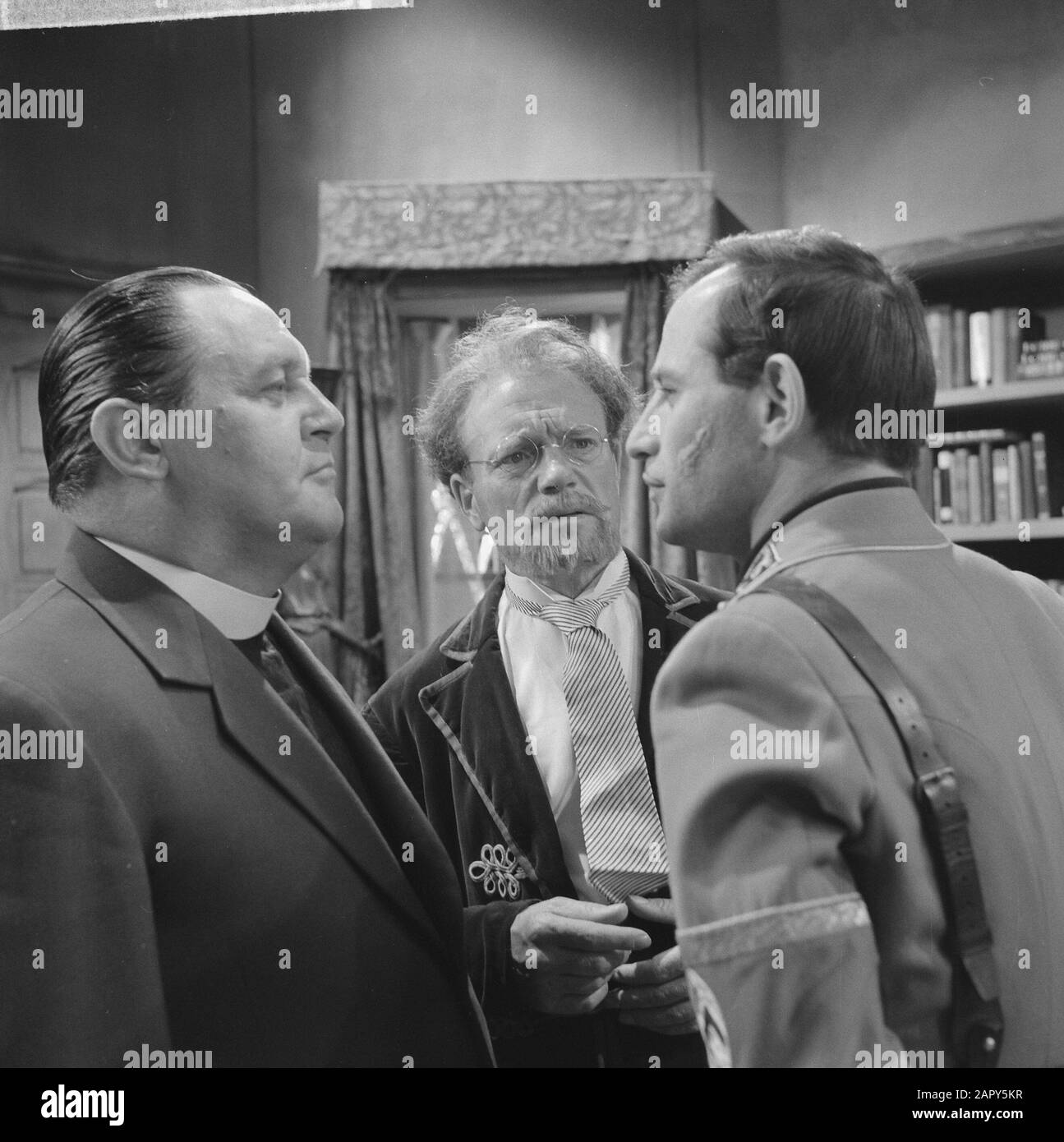 'He sits at the melting pot”, a TV game by VPRO, Paul Meyer, Max Croiset and Julien Schhoenaers Annotation: Towards a play by Kaj Munk Date: 17 October 1962 Keywords: acteers, television dramas Personal name: Croiset, Max, Meyer, Paul, Schoenaerts, Julien Institution name: VPRO Stock Photo