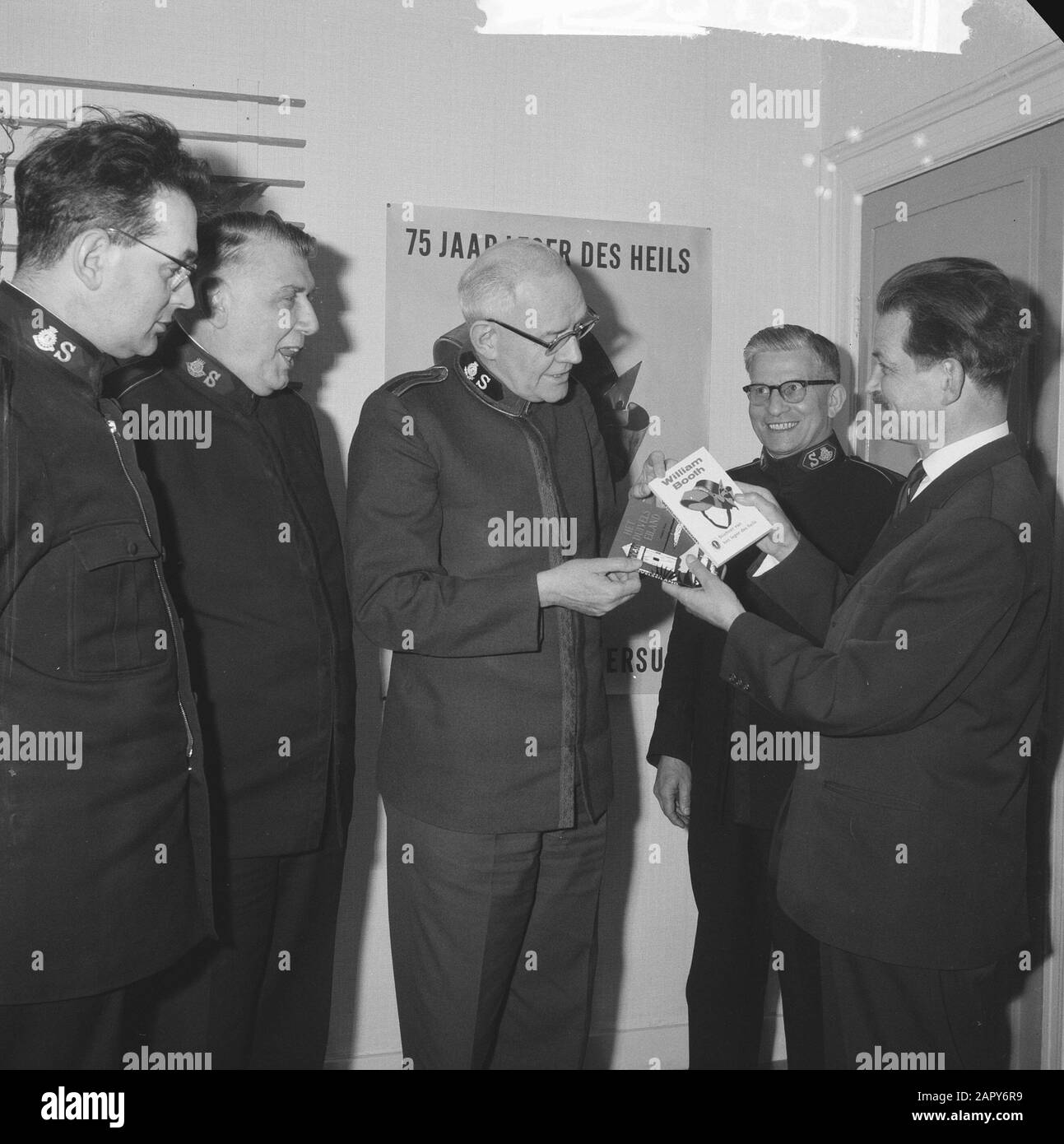 Presentation of 2 booklets about the 75th anniversary of the Salvation Army in the Netherlands, i.e. 'Saved to save (in the presence of the writers -in the picture left- J. Filius and D. Lissenburg). And the anniversary book Shottroep of Christ . Both were received by the commander W.F. Palstra, flanked by the chief secretary Colonel F. Holland. [photo-assignment Leger des Salvation] Date: April 26, 1962 Keywords: books, relief organizations, handing over personname: Filius J., Holland F., Lissenburg D., Palstra, W.F. Stock Photo