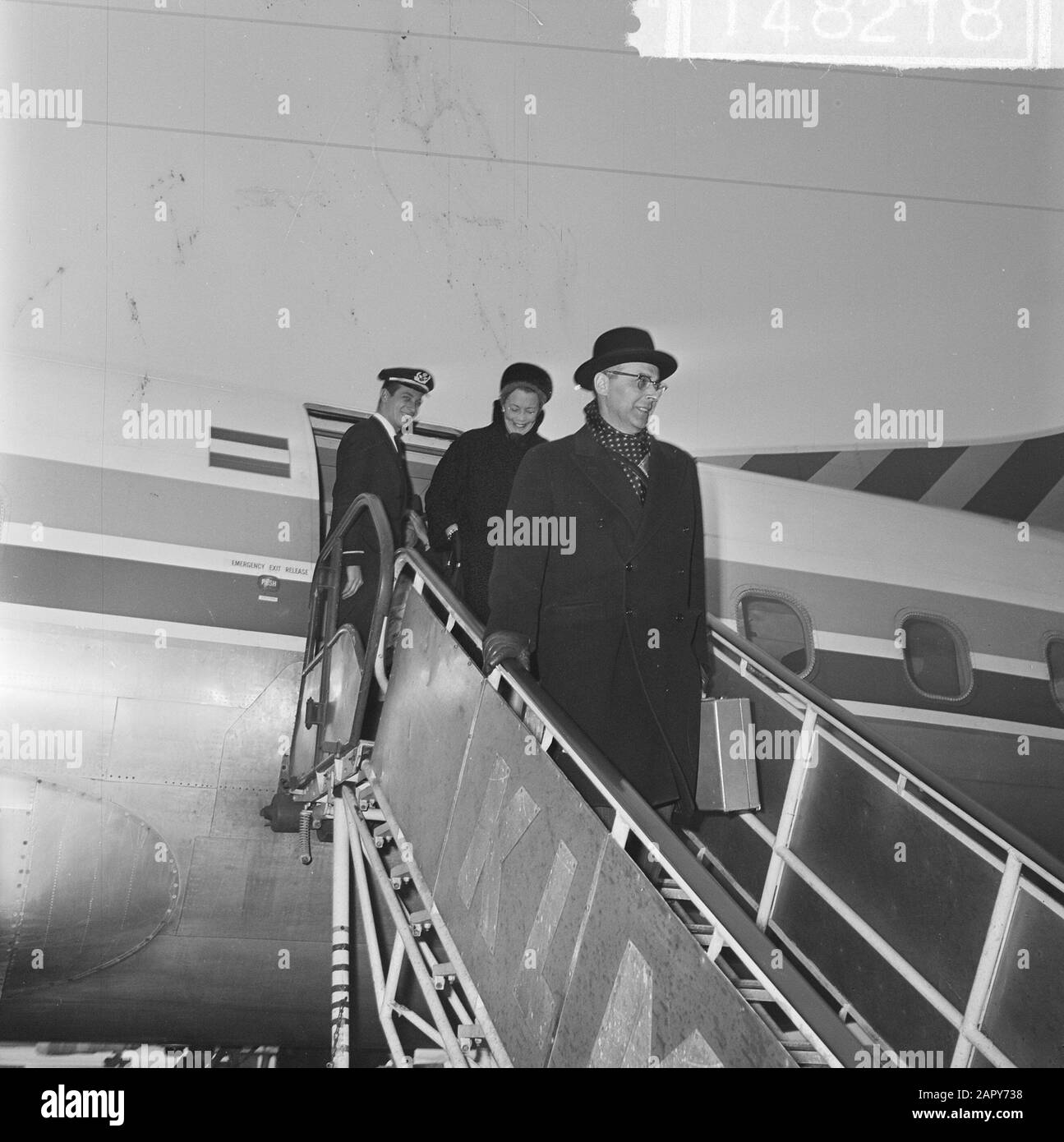 Married Couple Van Hall returned from holidays from Rome due to illness Date: February 15, 1963 Keywords: couples, holidays, diseases Stock Photo