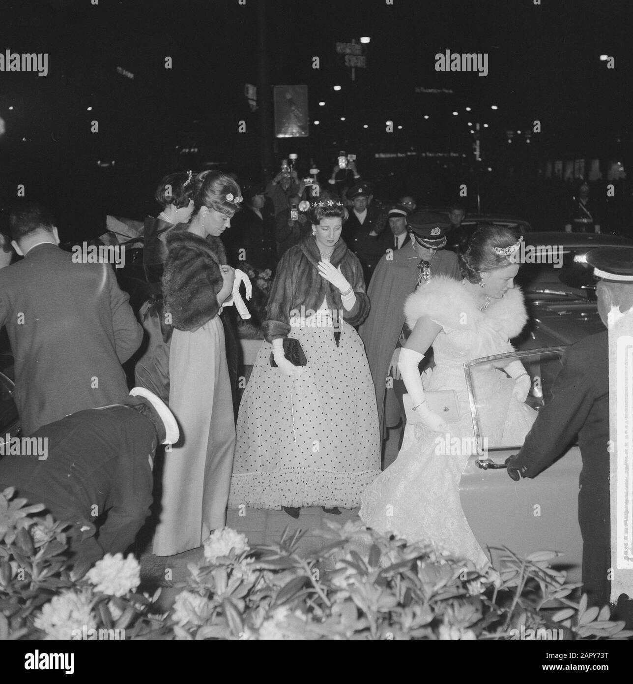 Farah Diba and wife in the boat Date May 1, 1962 Keywords SPERES