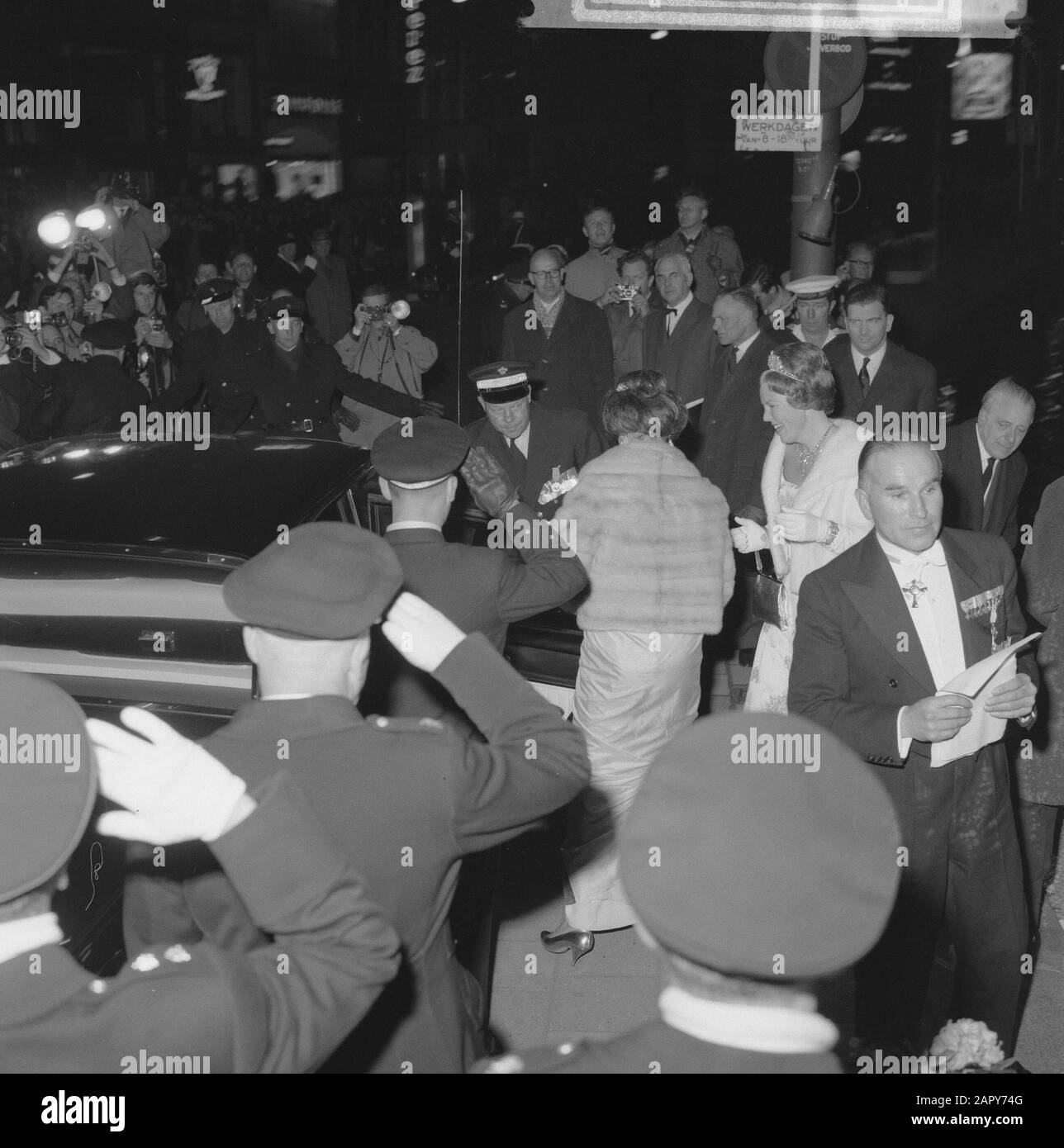 Farah Diba and wife in the boat Date May 1, 1962 Keywords SPERES