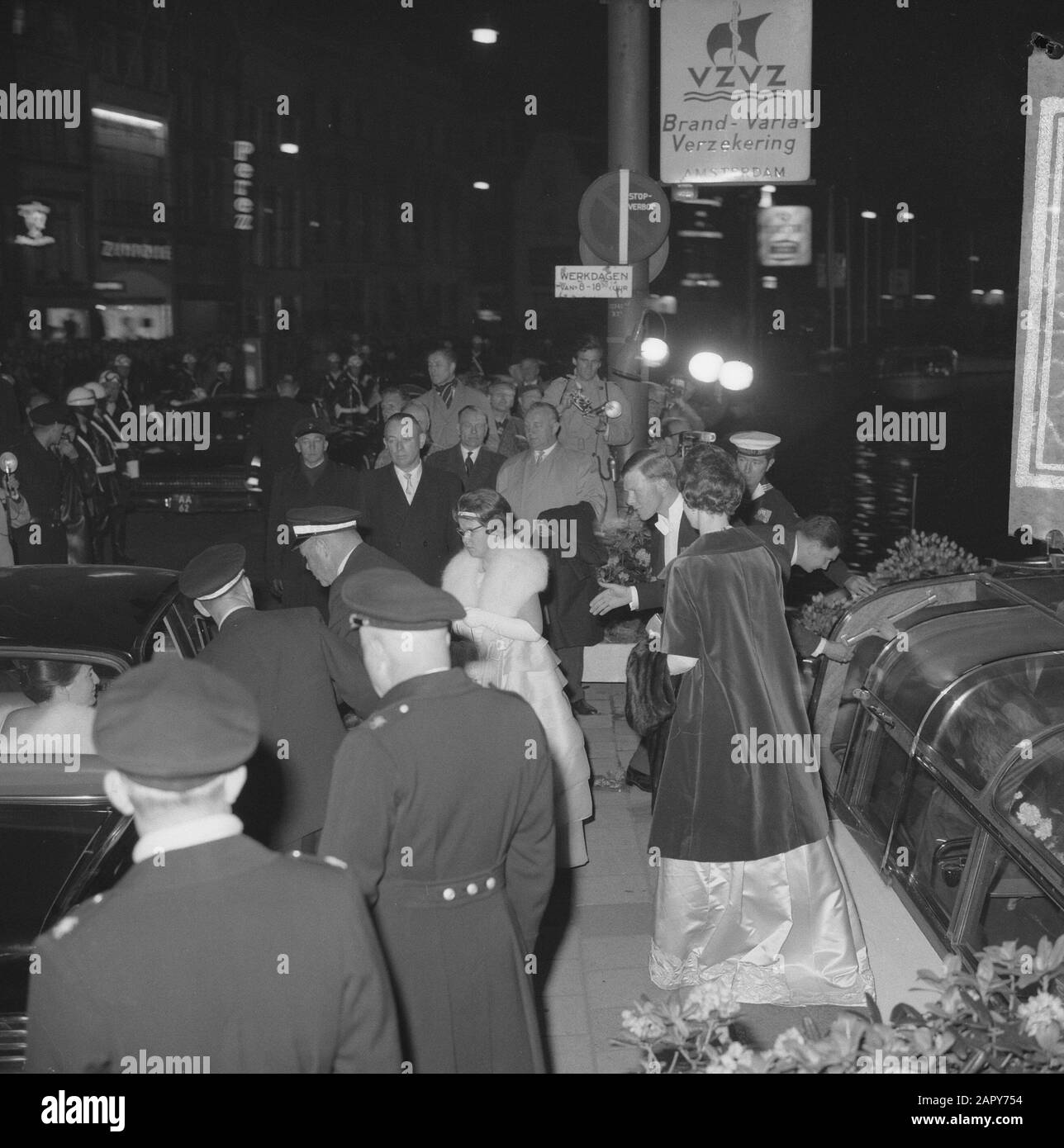 Farah Diba and wife in the boat Date May 1, 1962 Keywords SPERES
