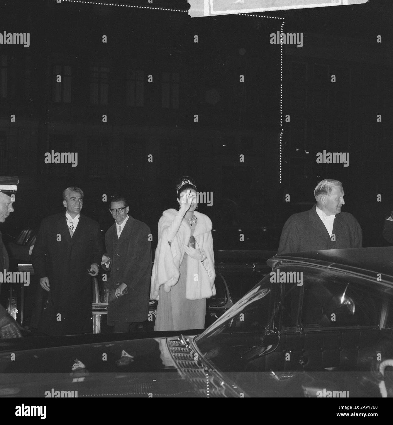 Farah Diba and wife in the boat Date May 1, 1962 Keywords SPERES