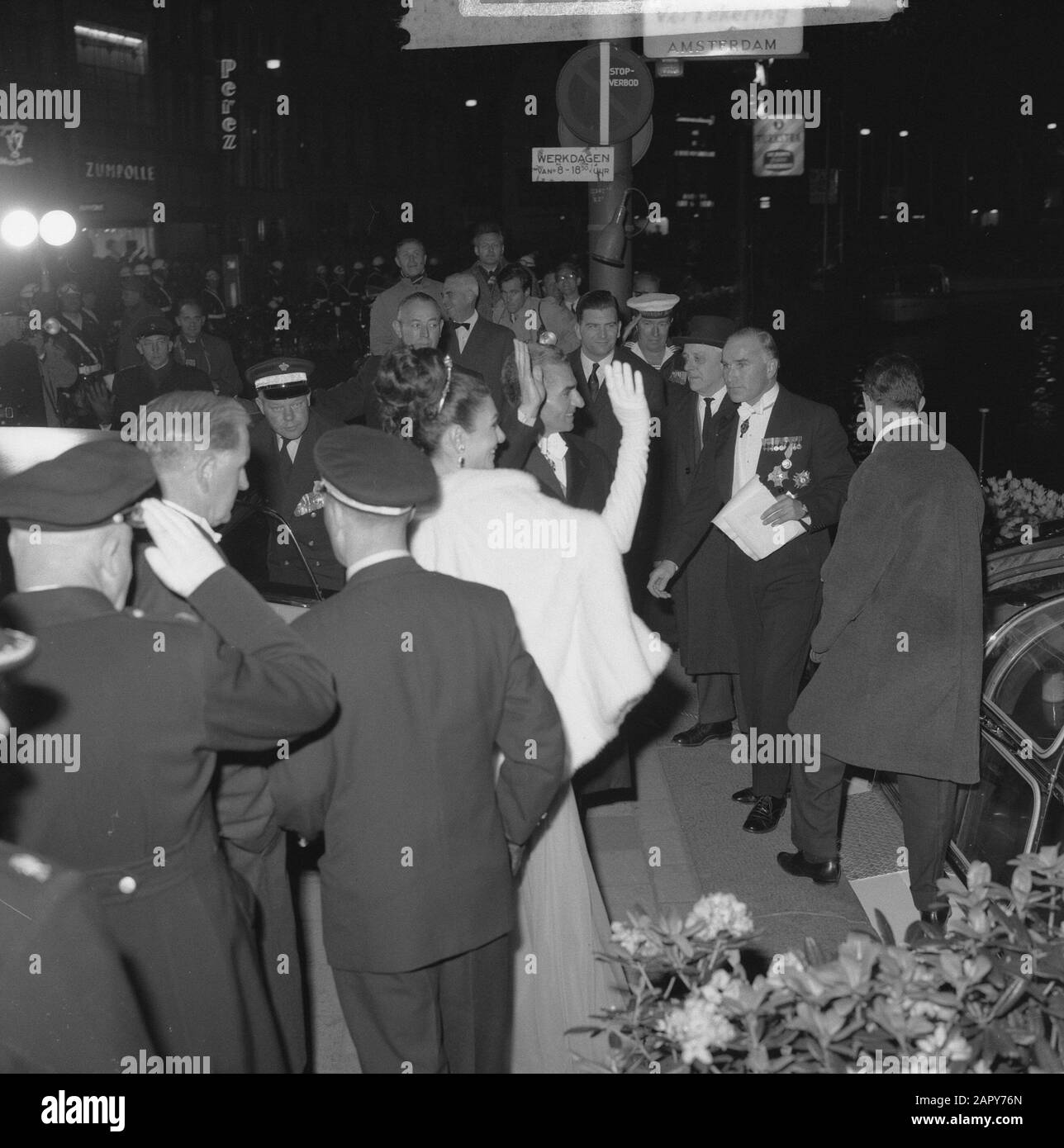 Farah Diba and wife in the boat Date May 1, 1962 Keywords SPERES
