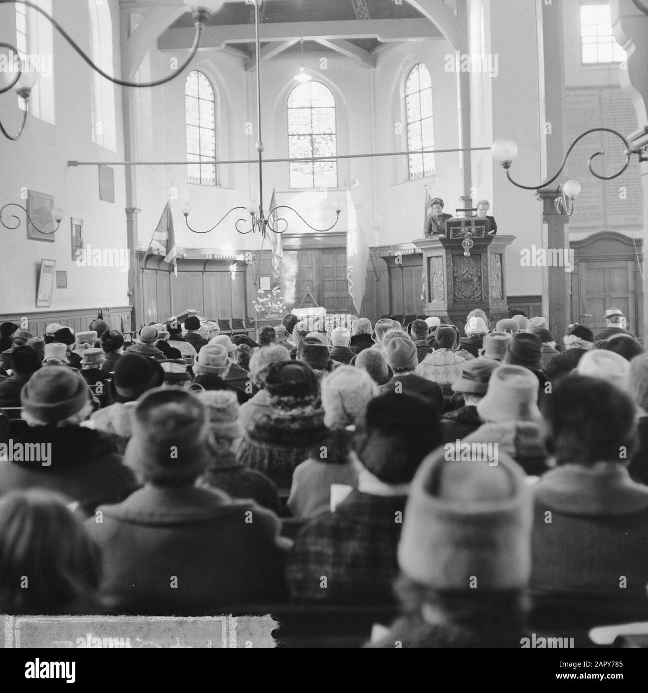 World Day of Prayer for women in the English Church at the Begijnhof in Amsterdam Date: March 1, 1963 Location: Amsterdam, Noord-Holland Keywords: CHERK, women Institution name: Begijnhof Stock Photo