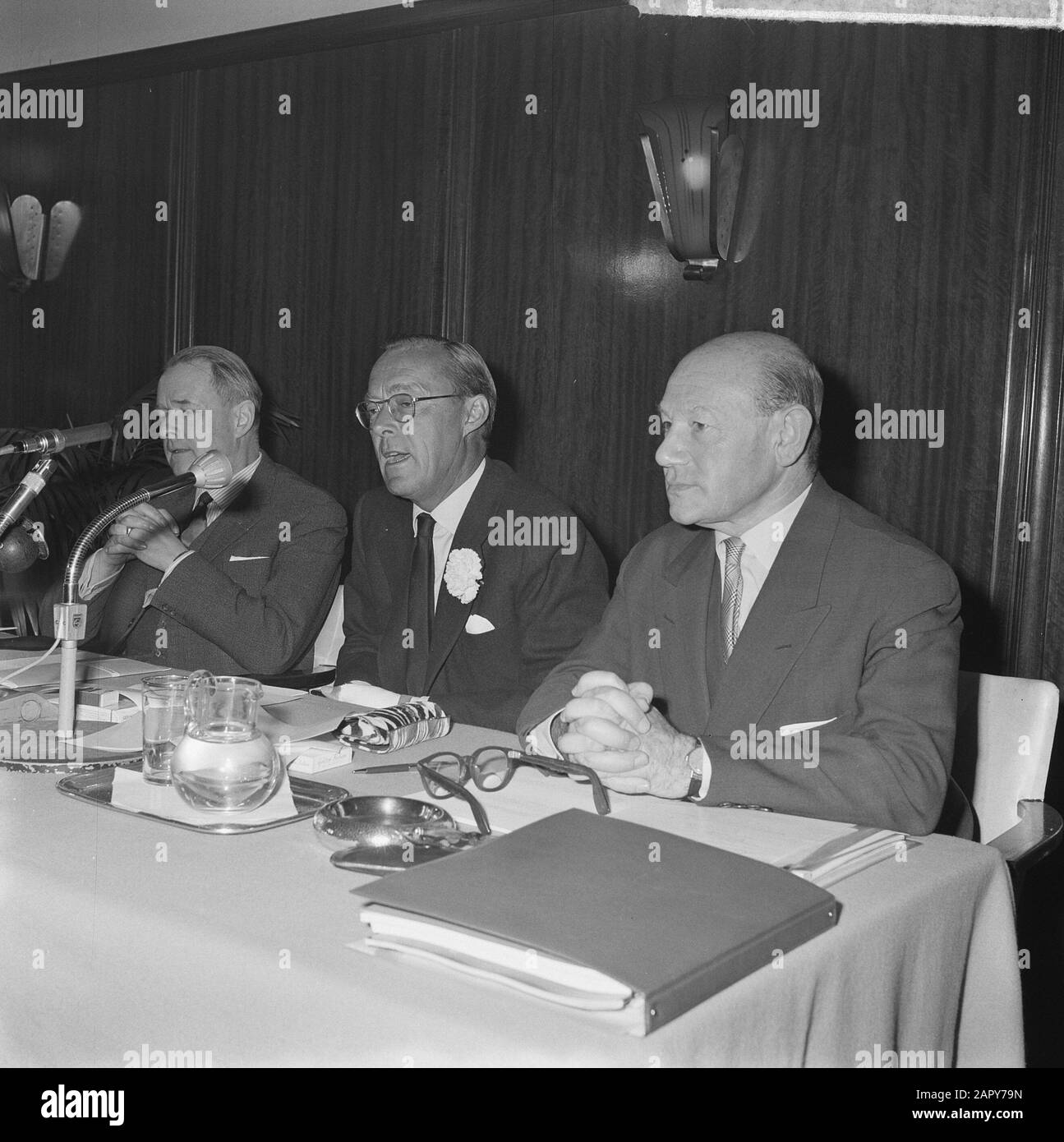 Fondation Europeenne de la culture press meeting held at the International Cultural Centre in Amsterdam, Prins Bernhard Date: March 15, 1963 Location: Amsterdam, Noord-Holland Keywords : Meetings Personal Name: Bernhard, prince Stock Photo
