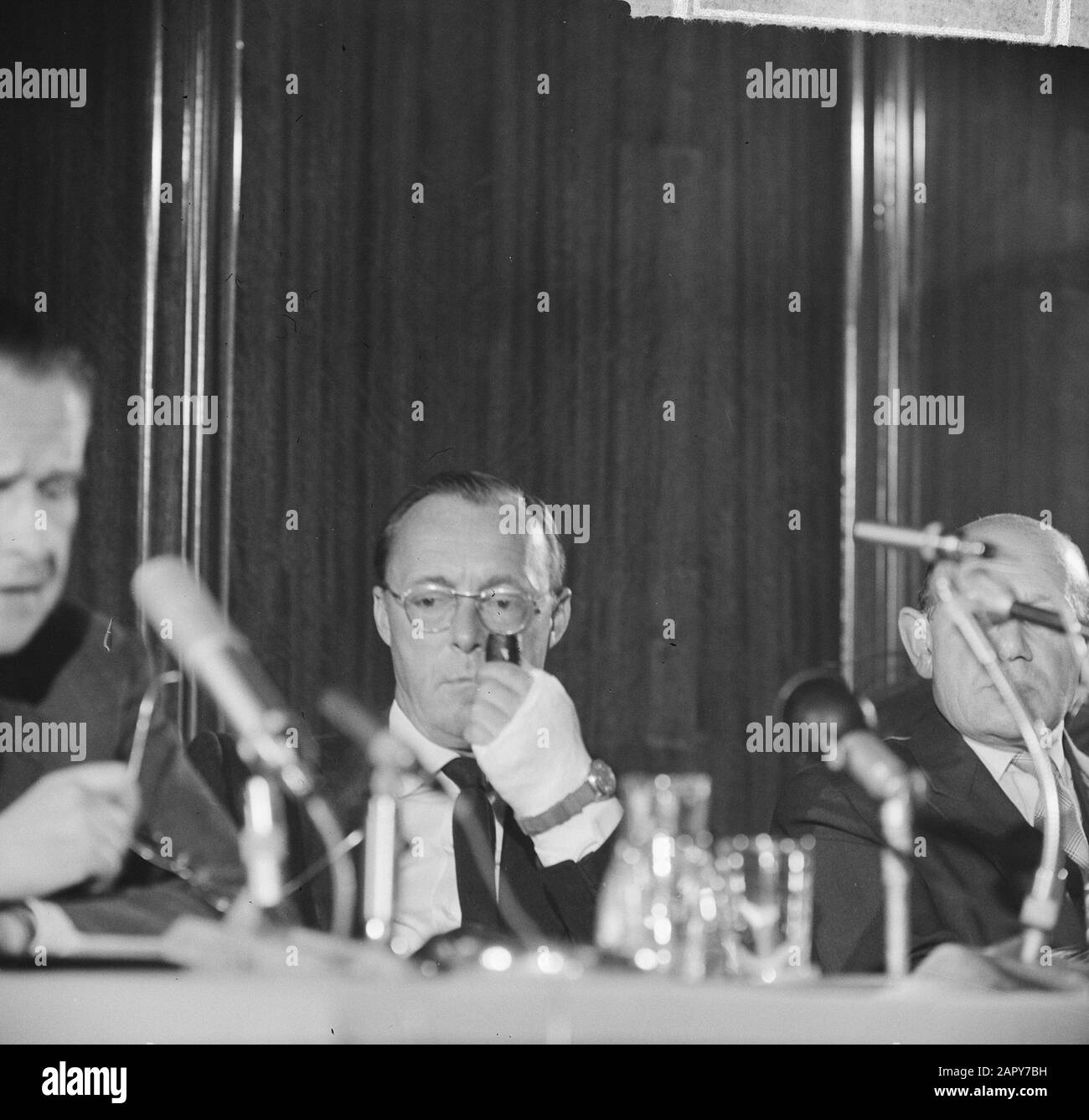 Fondation Europeenne de la culture press meeting held at the International Cultural Centre in Amsterdam, Prins Bernhard Date: March 15, 1963 Location: Amsterdam, Noord-Holland Keywords : Meetings Personal Name: Bernhard, prince Stock Photo