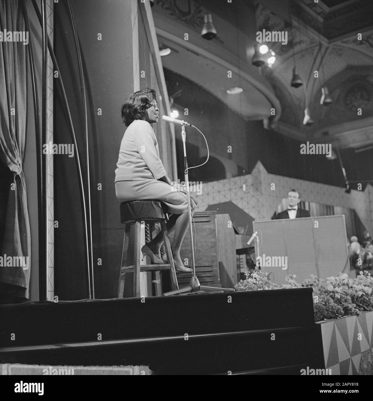 Grand Gala du Disque poplar in Kurhaus Scheveningen Sarah Vaughan Date: 12 October 1963 Location: Scheveningen, Zuid-Holland Institution name: Kurhaus Stock Photo